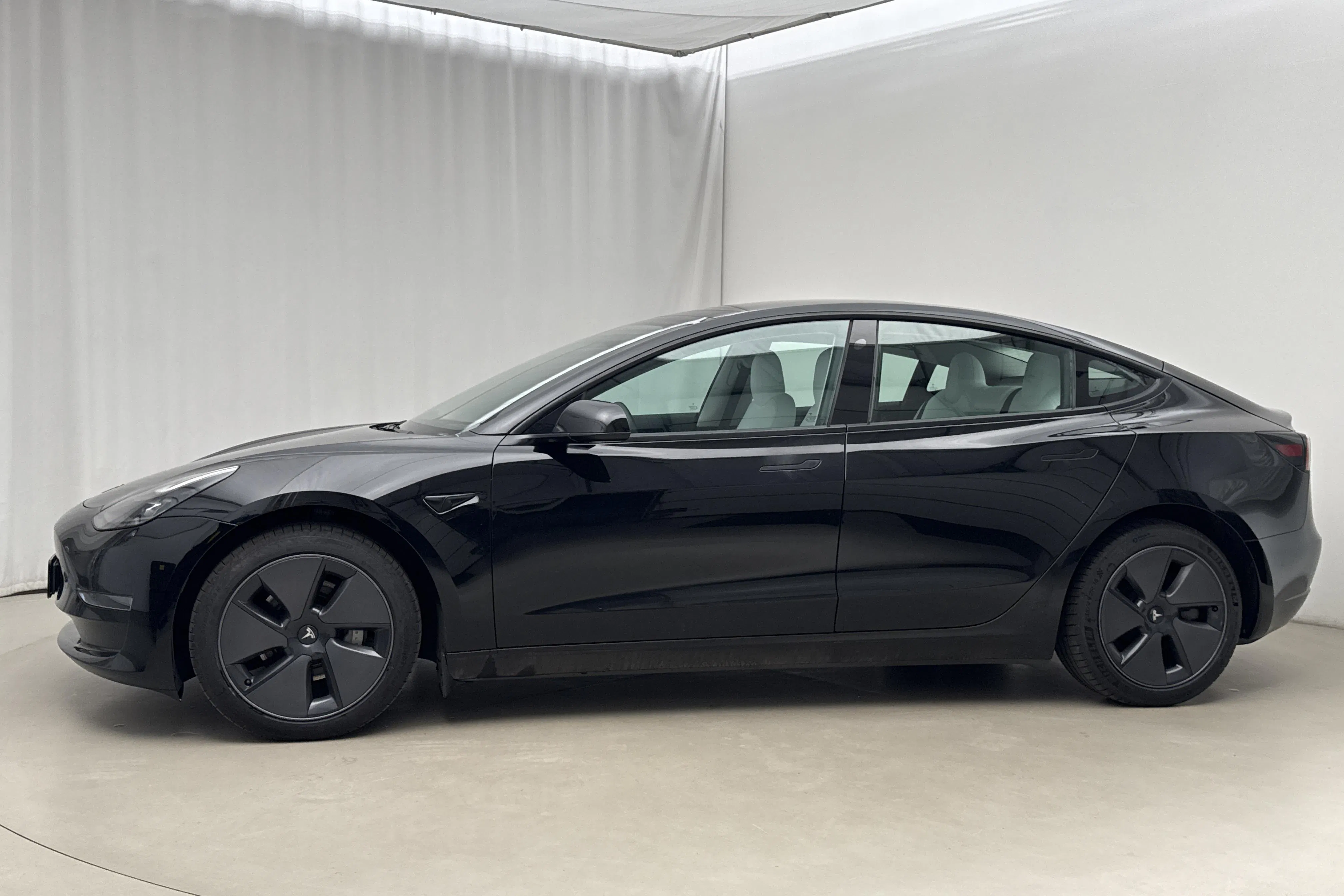 Presentationsfoto 2 av 21: Tesla Model 3 Long Range Dual Motor AWD - 8 676 mil - Automat - svart - 2023