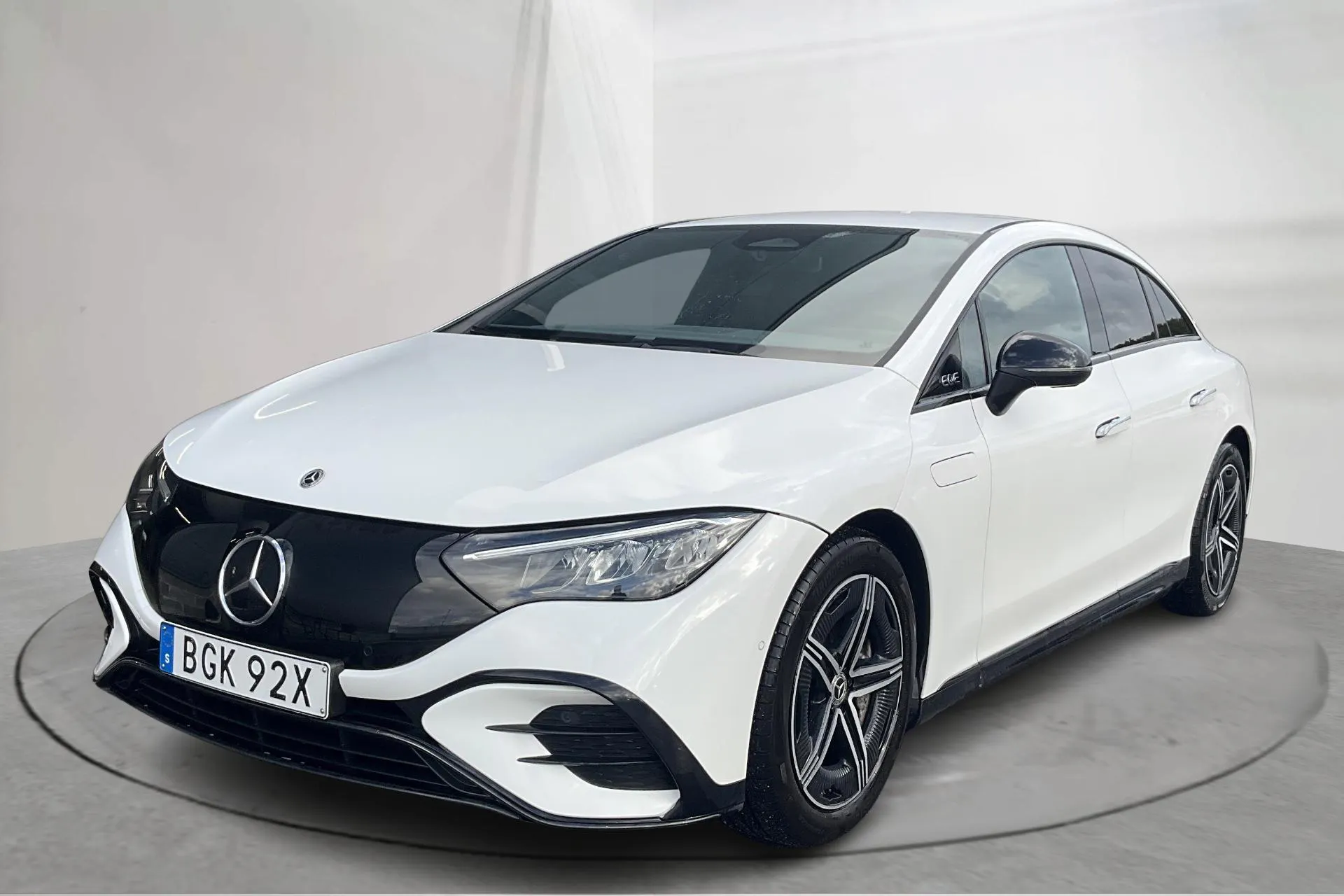 Presentation photo 1 of 18: Mercedes EQE 300 V295 (245hk) - 84 900 km - Automatic - white - 2023