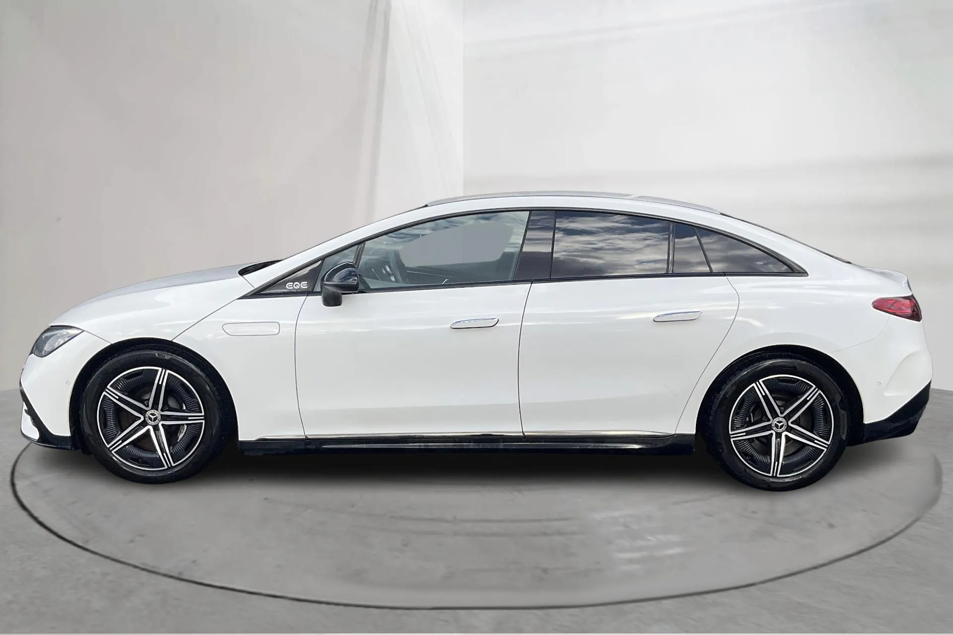Presentation photo 2 of 18: Mercedes EQE 300 V295 (245hk) - 84 900 km - Automatic - white - 2023