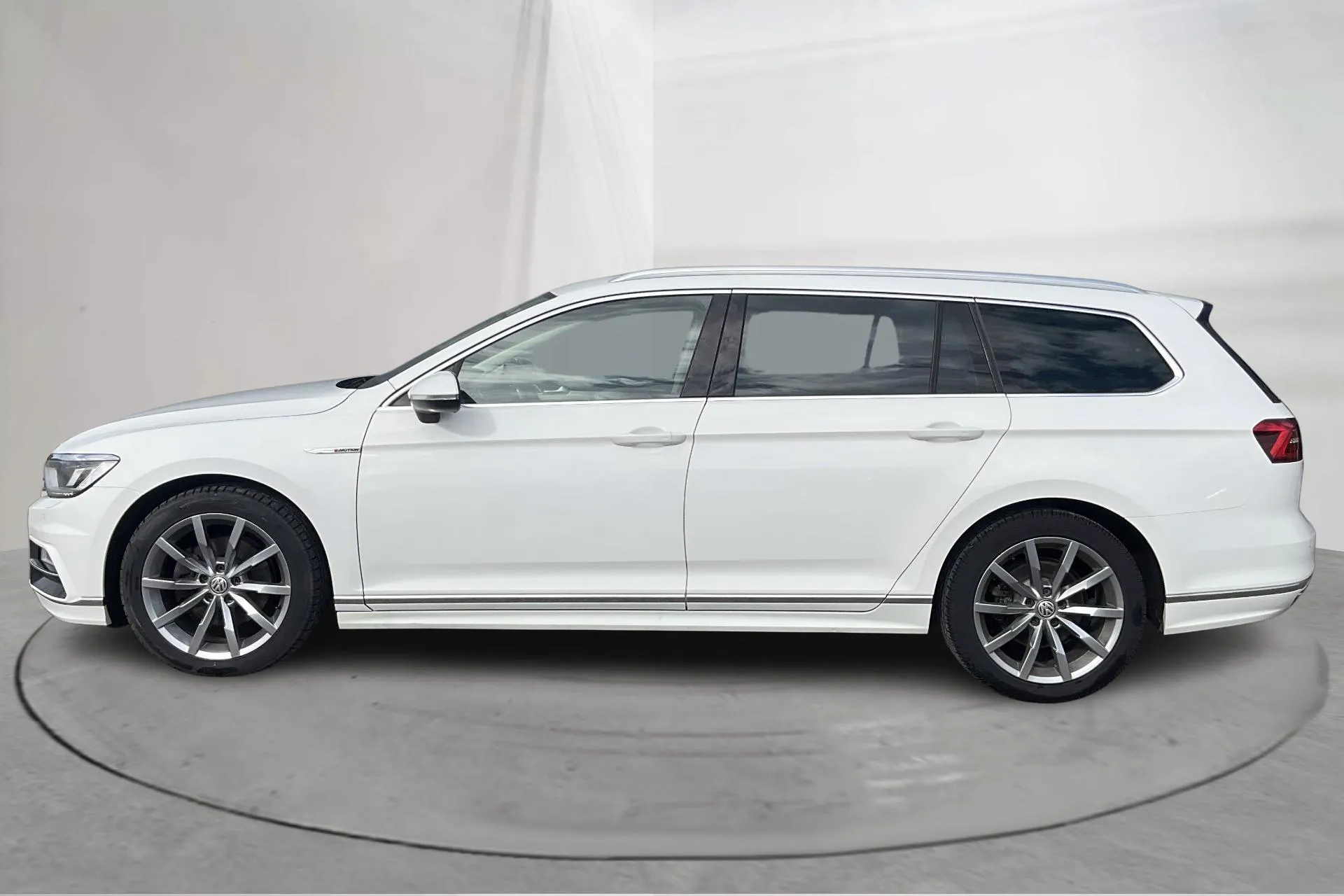 Presentationsfoto 2 av 16: VW Passat 2.0 TDI Sportscombi 4MOTION (190hk) - 20 924 mil - Automat - vit - 2018