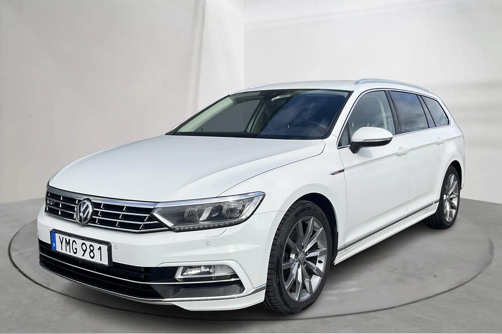 Presentationsfoto 1 av 16: VW Passat 2.0 TDI Sportscombi 4MOTION (190hk) - 20 924 mil - Automat - vit - 2018