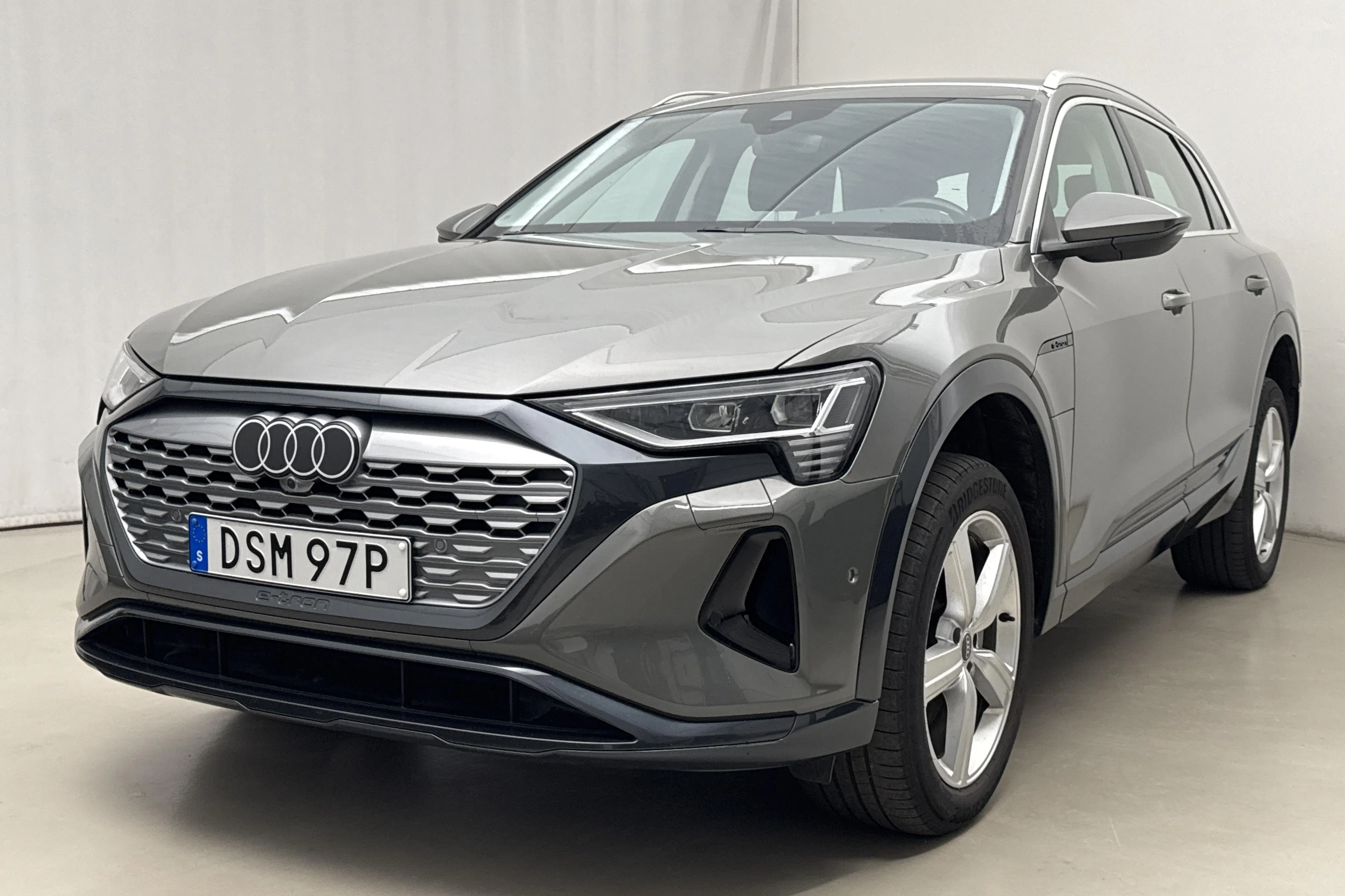 Presentationsfoto 1 av 20: Audi Q8 55 e-tron quattro (408hk) - 5 208 mil - Automat - grå - 2024