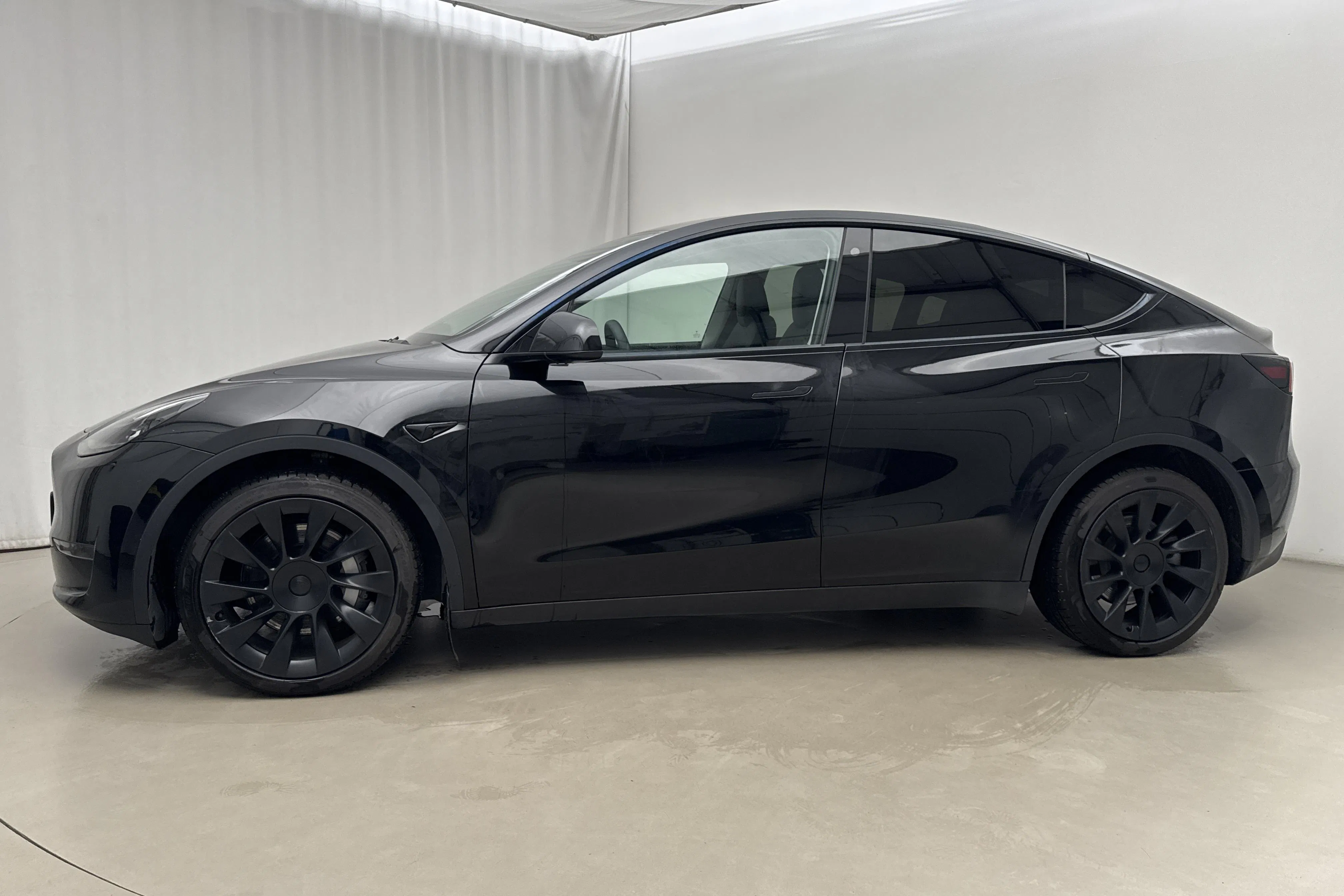 Præsentationsfoto 2 af 26: Tesla Model Y Long Range Dual Motor AWD - 58 150 kilometer - Salgsautomat - Sort - 2023