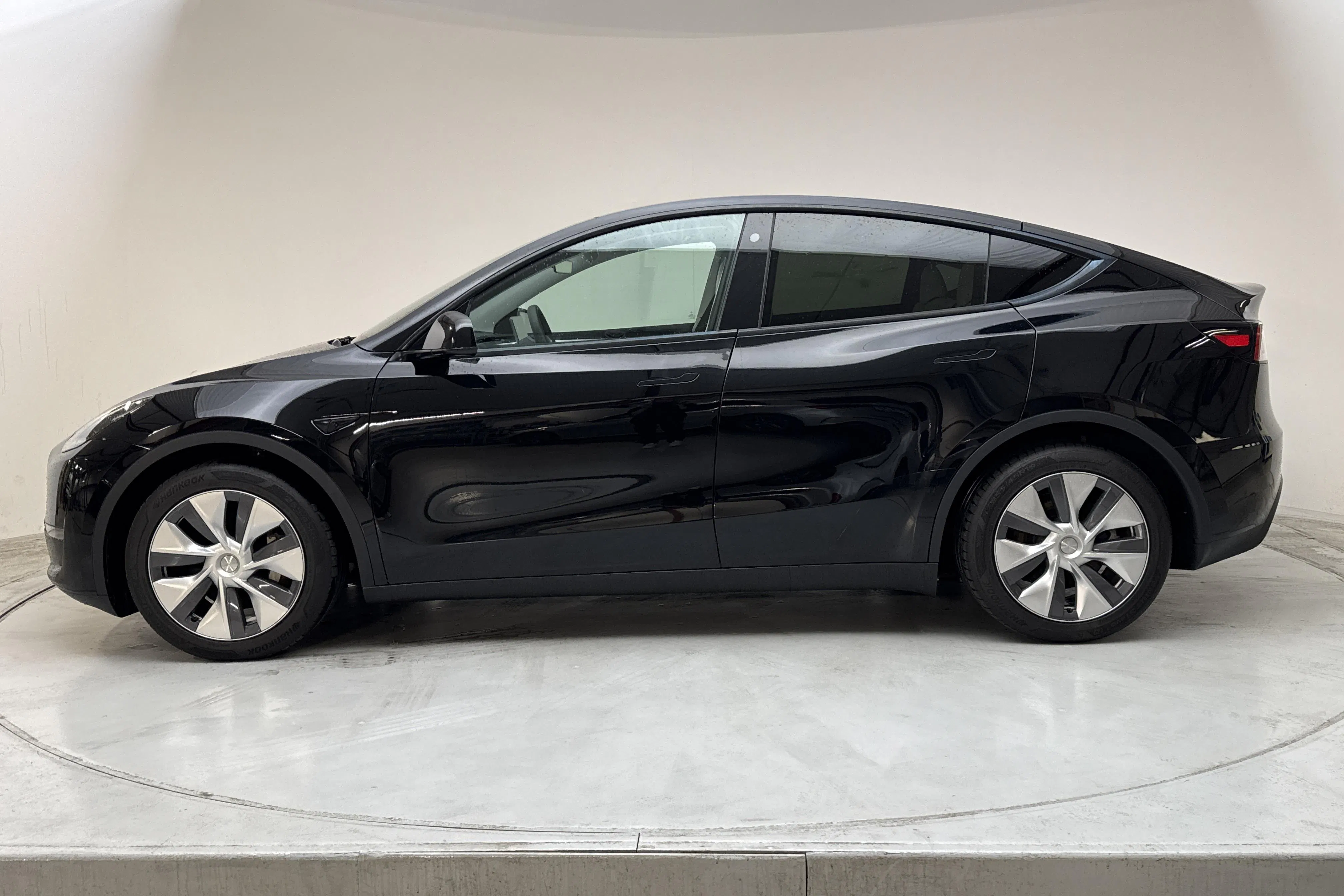 Presentationsfoto 2 av 18: Tesla Model Y Long Range Dual Motor AWD - 7 488 mil - Automat - svart - 2023