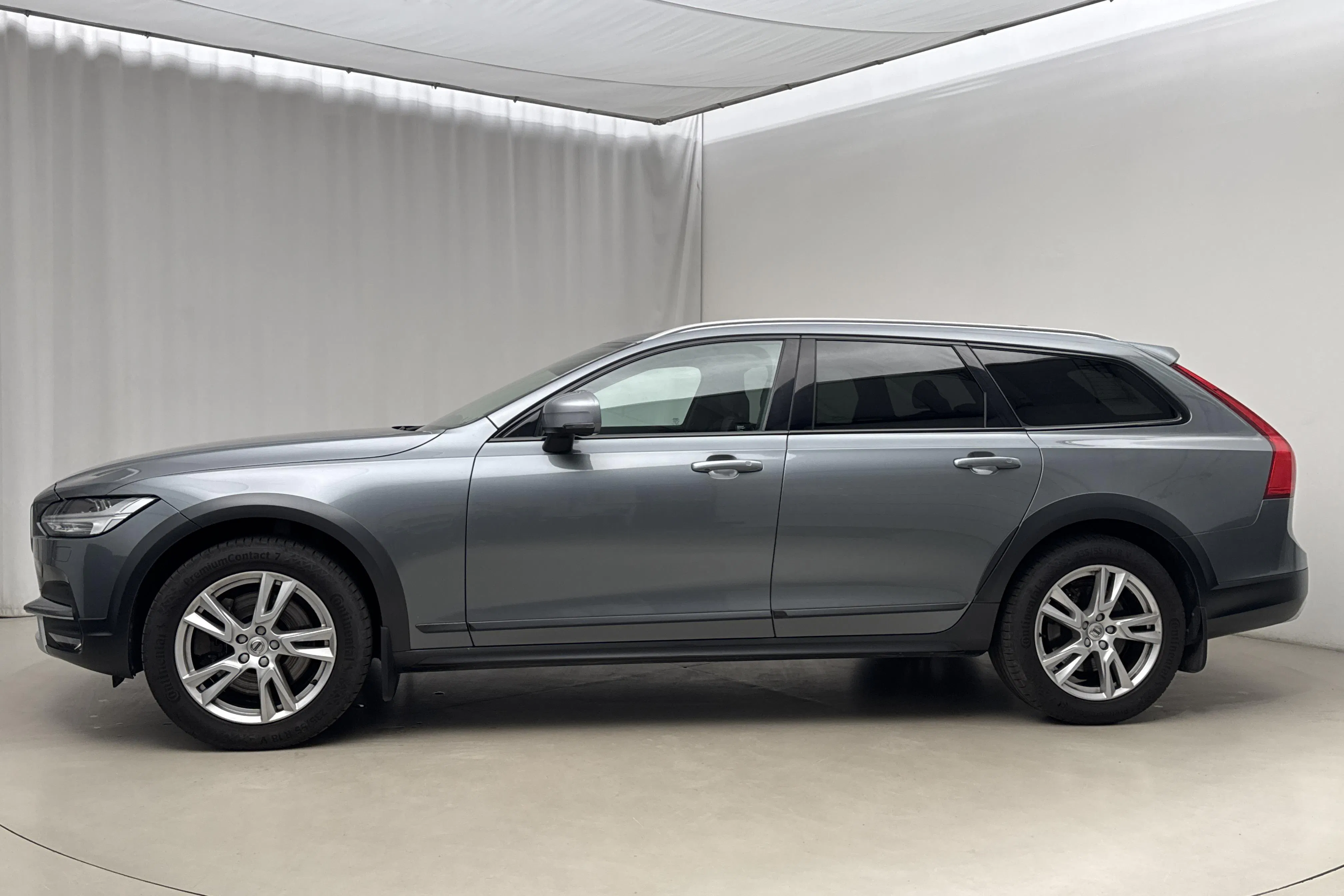 Presentationsfoto 2 av 19: Volvo V90 D4 Cross Country AWD (190hk) - 17 363 mil - Automat - grå - 2018