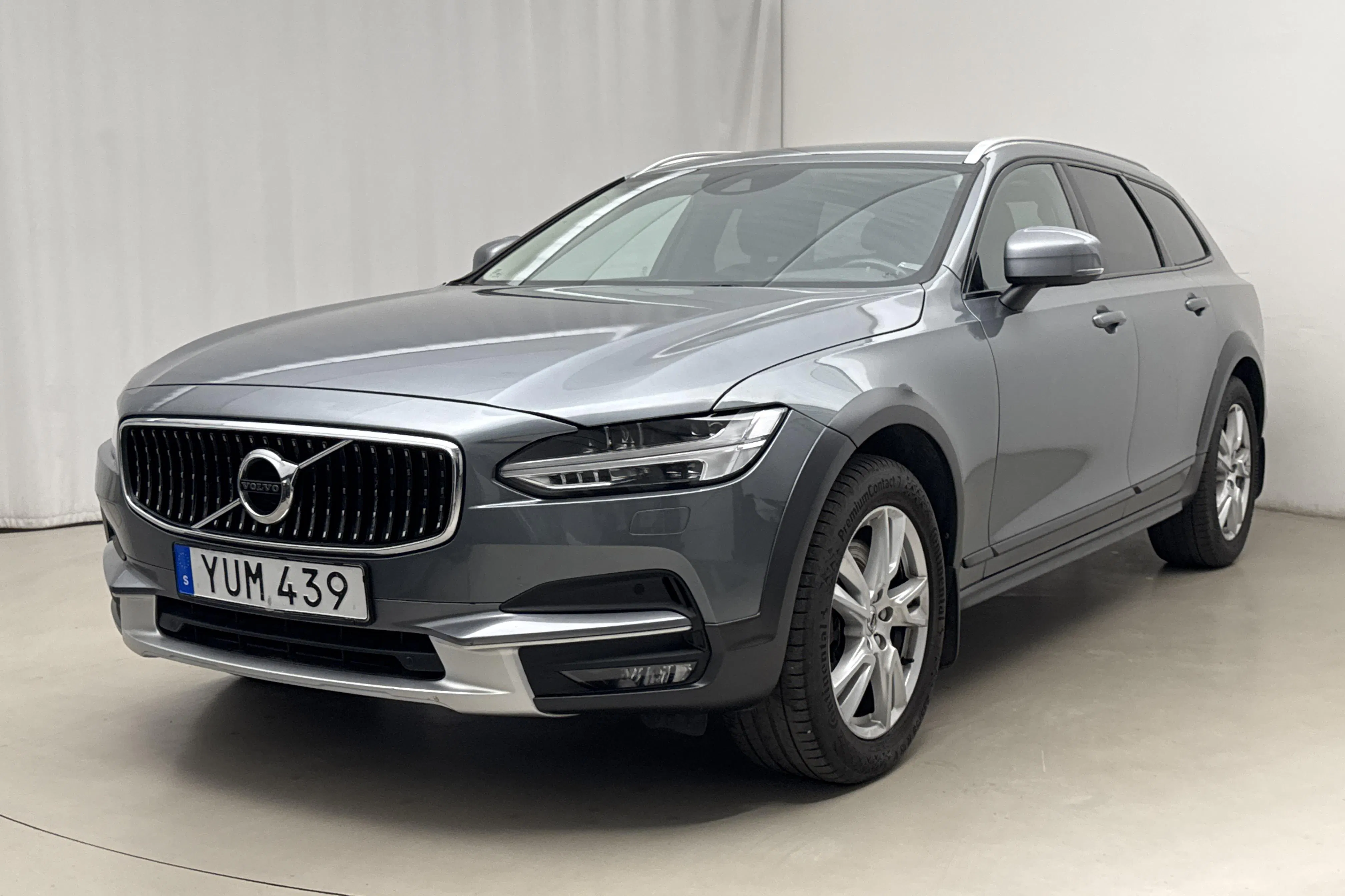 Presentationsfoto 1 av 19: Volvo V90 D4 Cross Country AWD (190hk) - 17 363 mil - Automat - grå - 2018