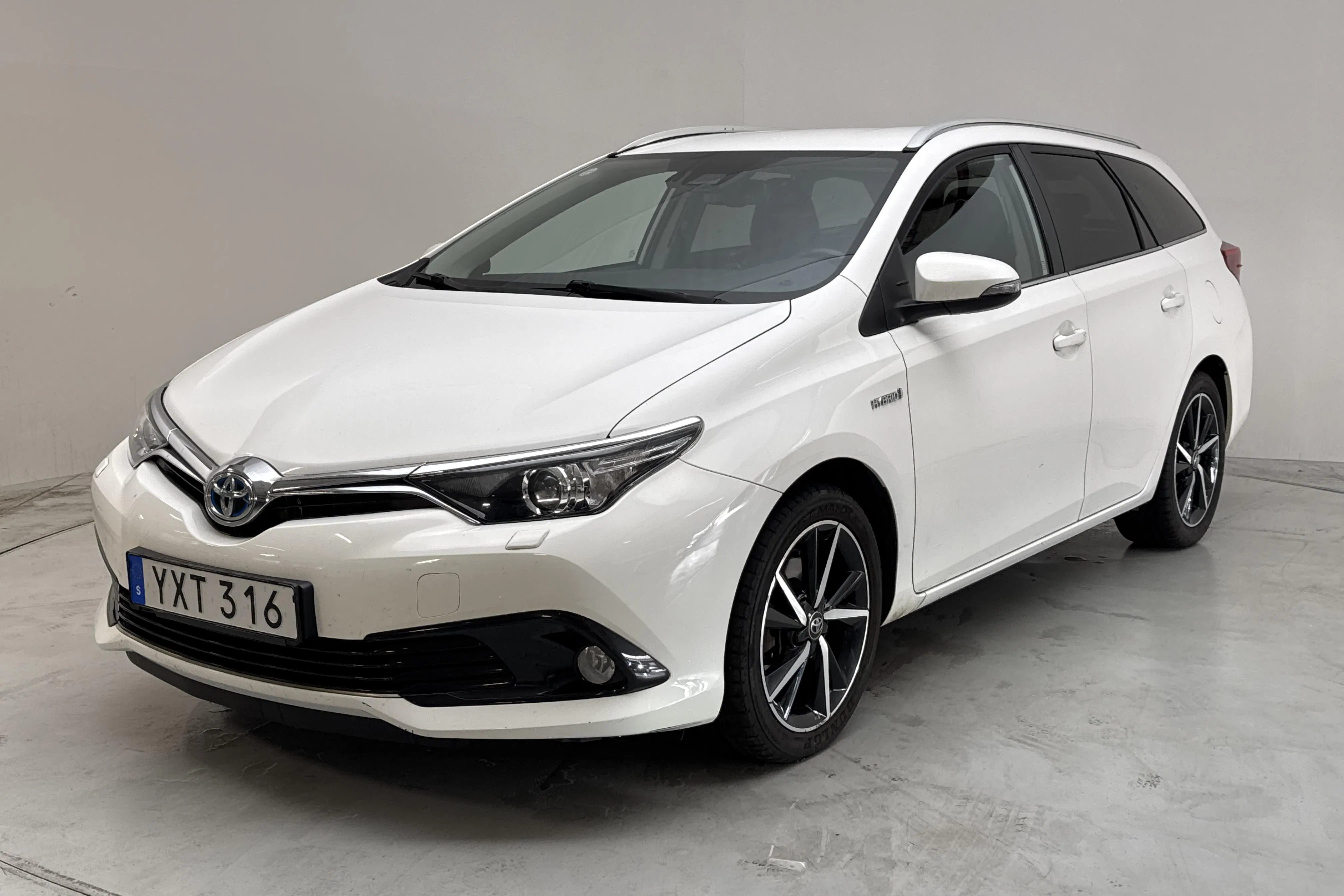 Presentation photo 1 of 13: Toyota Auris 1.8 HSD Touring Sports (99hk) - 111 050 km - Automatic - white - 2018