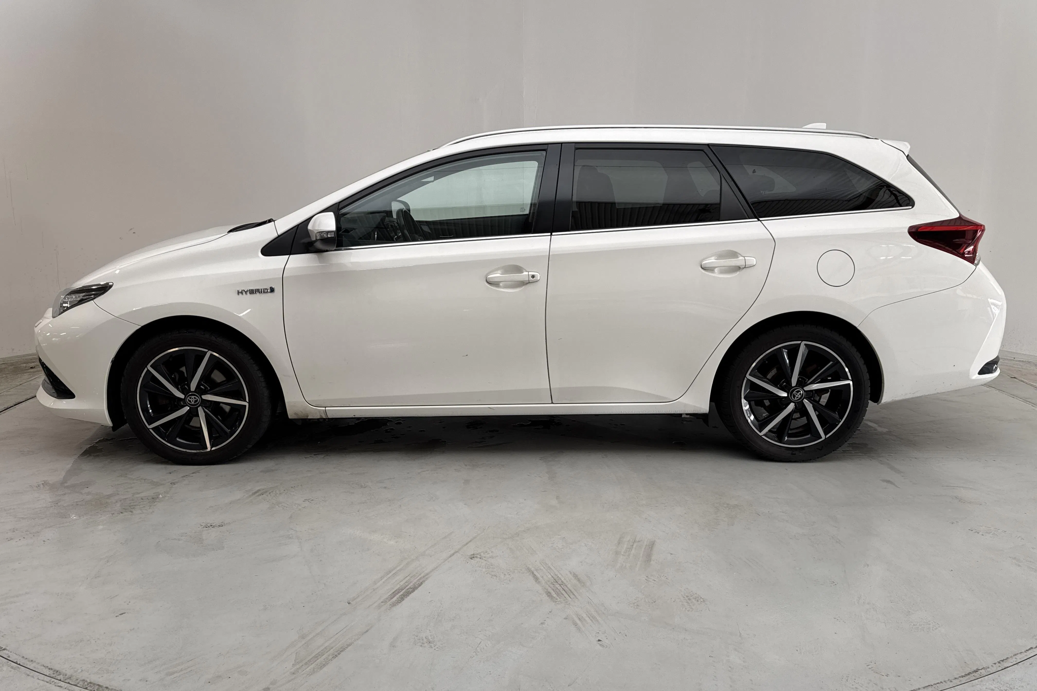 Presentation photo 2 of 13: Toyota Auris 1.8 HSD Touring Sports (99hk) - 111 050 km - Automatic - white - 2018