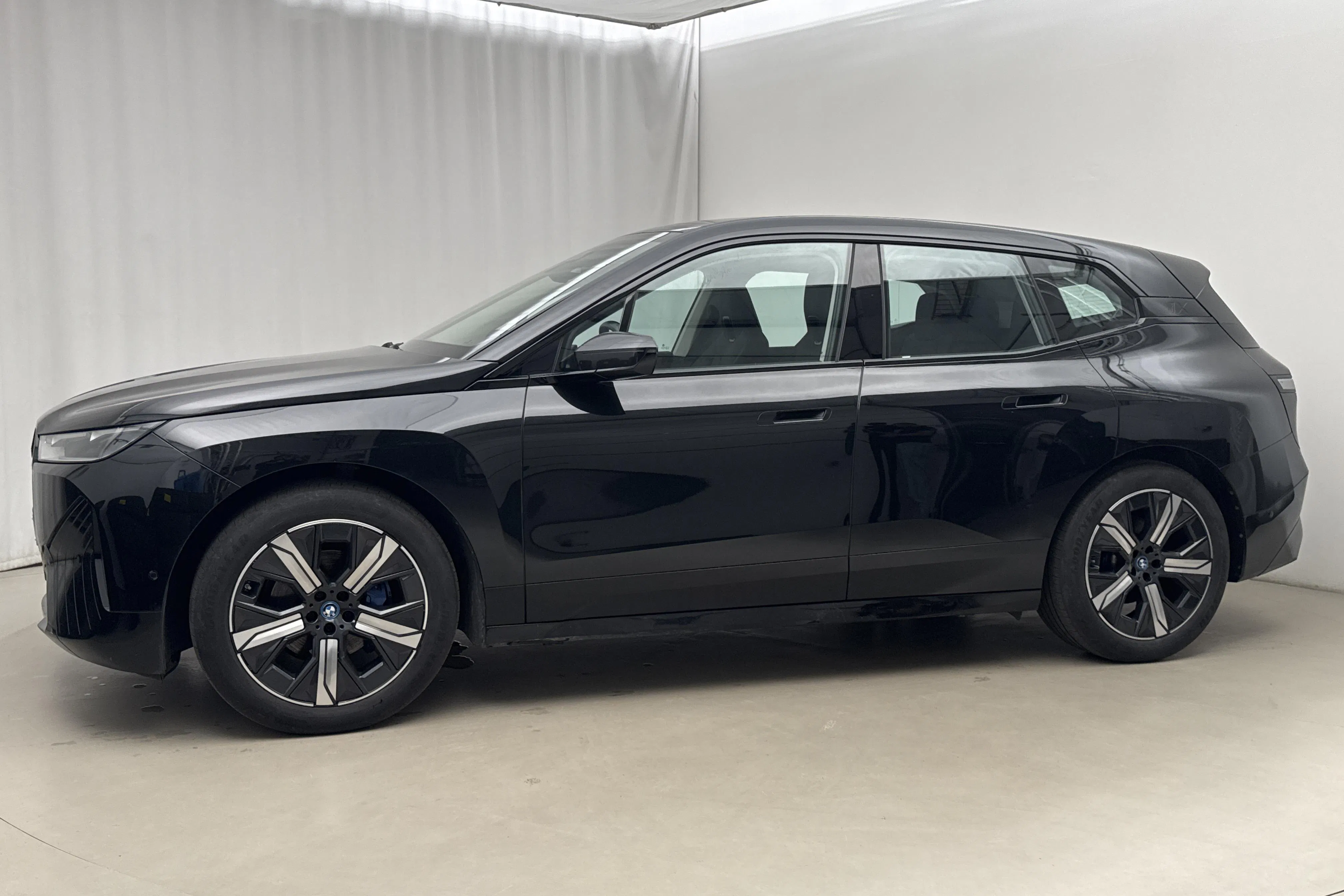 Presentationsfoto 2 av 26: BMW iX xDrive40, I20 (310hk) - 12 879 mil - Automat - svart - 2023
