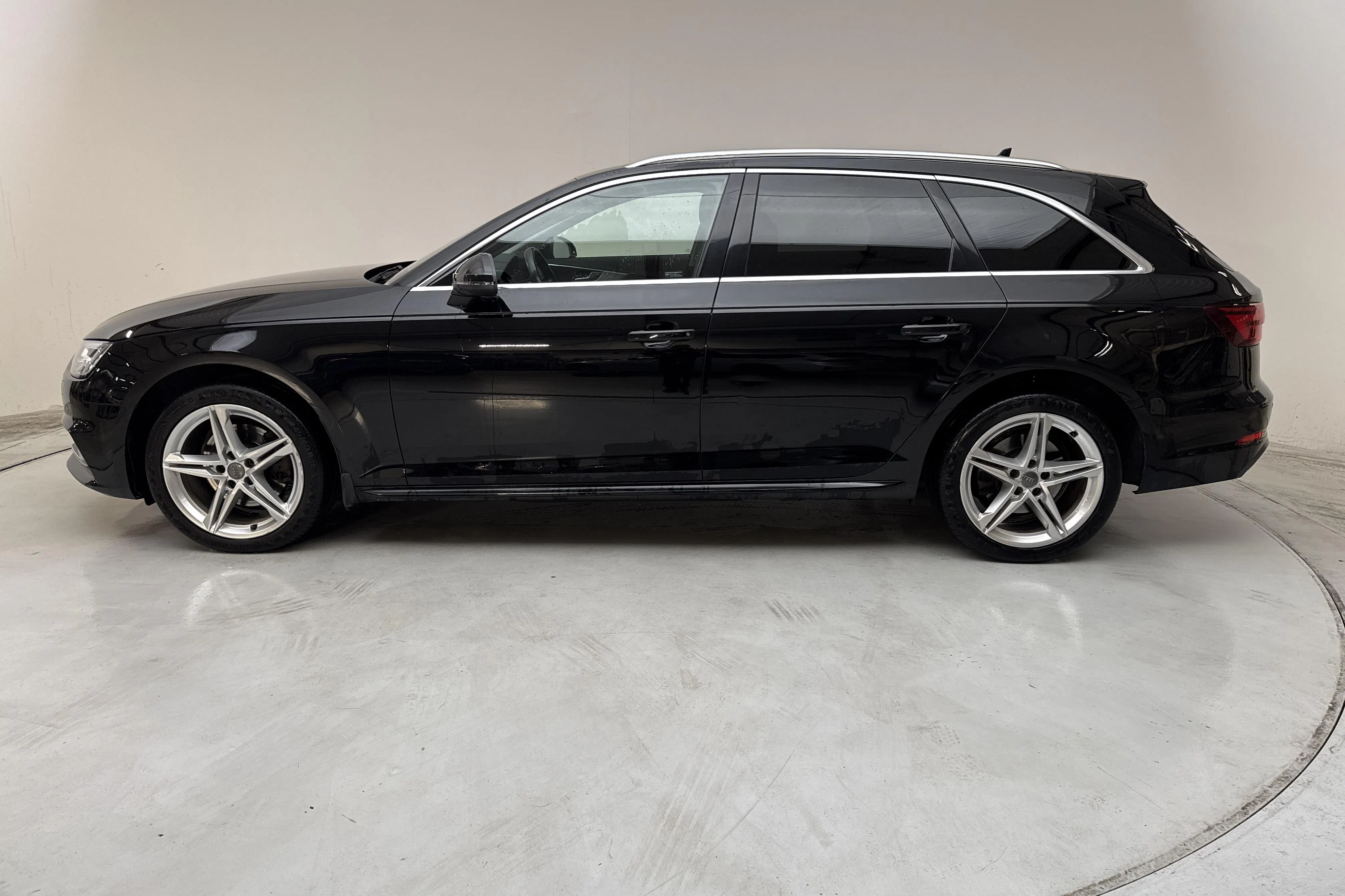 Presentation photo 2 of 13: Audi A4 Avant 40 g-tron (170hk) - 126 830 km - Automatic - black - 2019