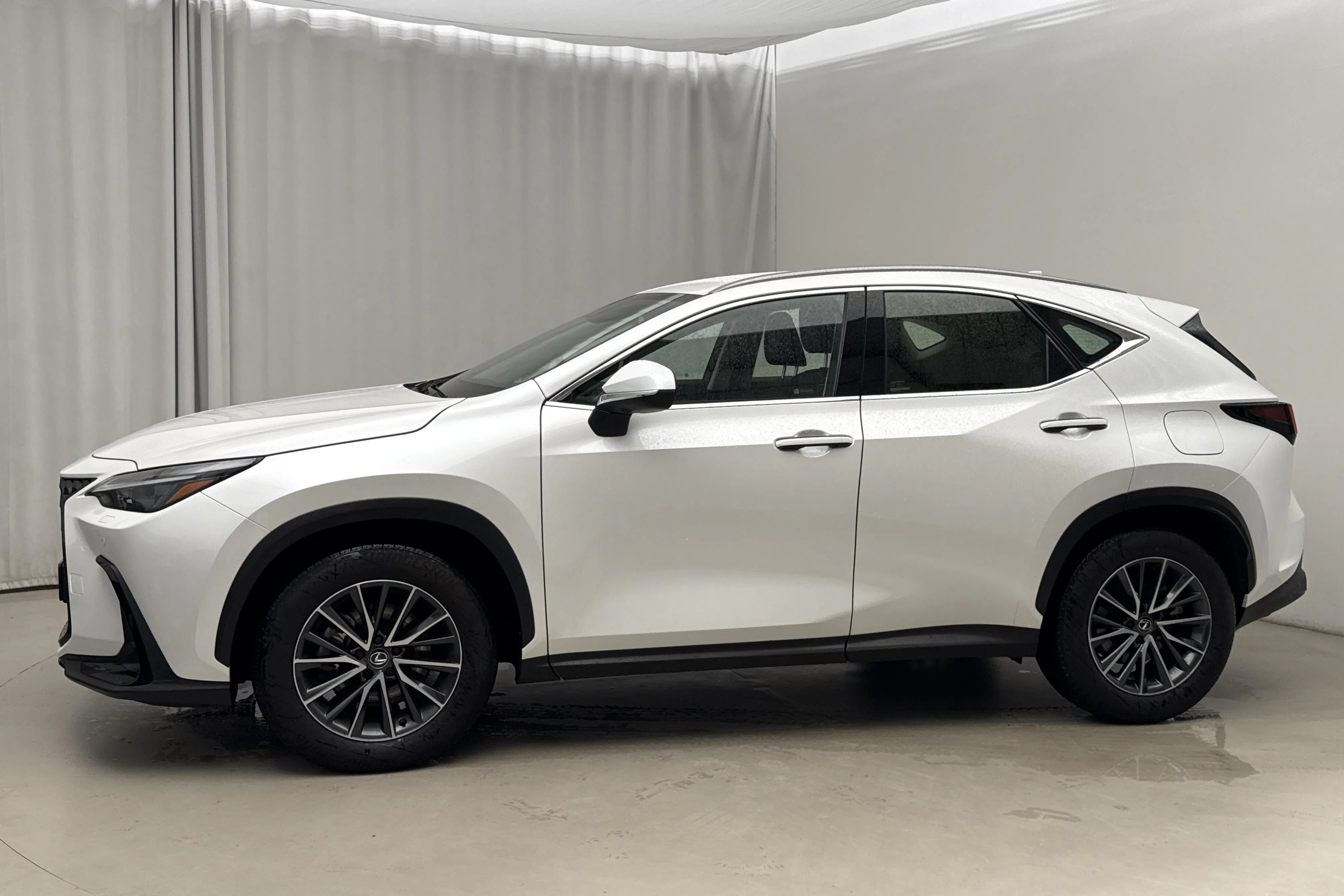 Presentation photo 2 of 14: Lexus NX 350h (275hk) - 23 740 km - Automatic - white - 2024