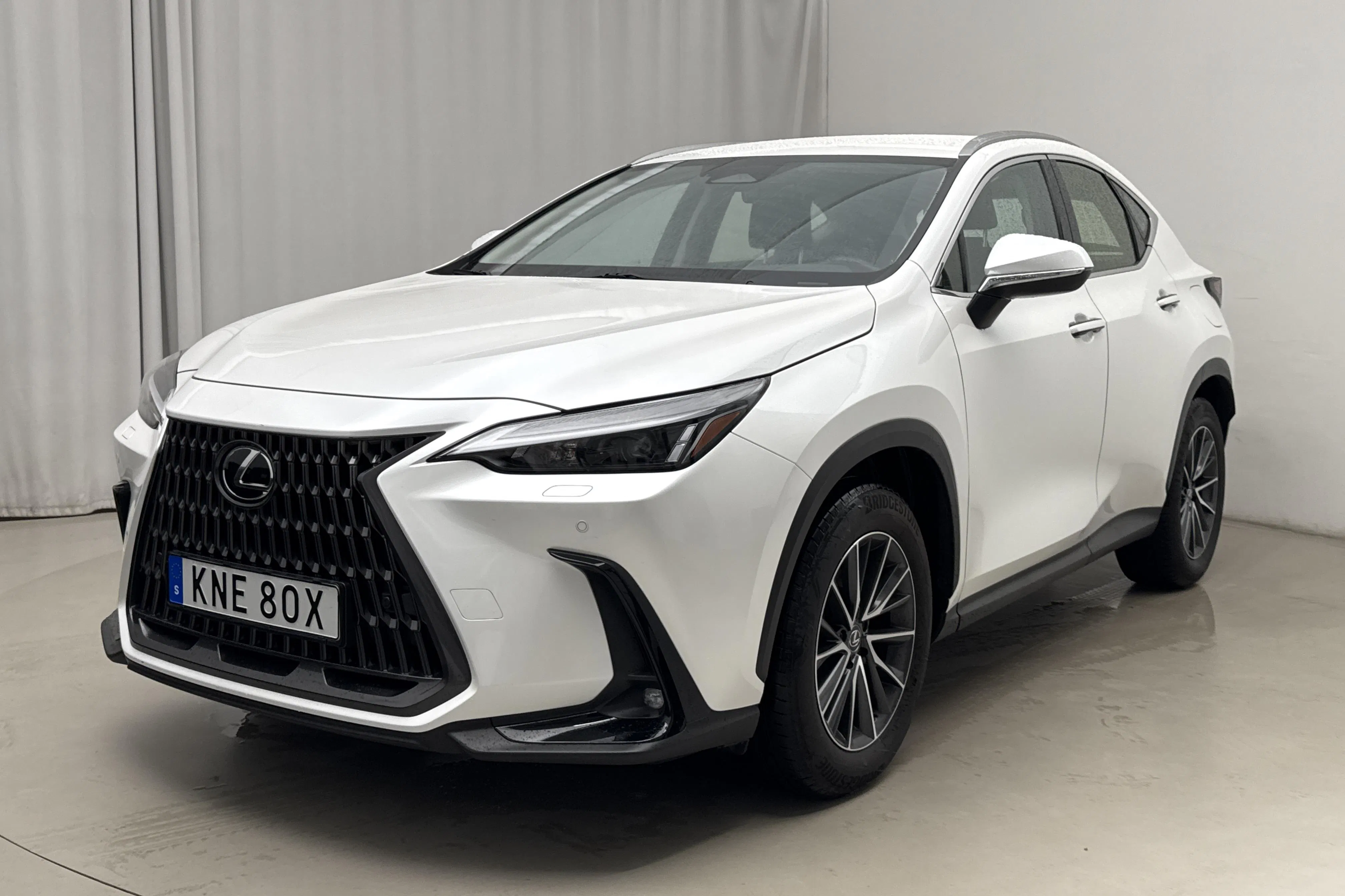 Presentation photo 1 of 14: Lexus NX 350h (275hk) - 23 740 km - Automatic - white - 2024