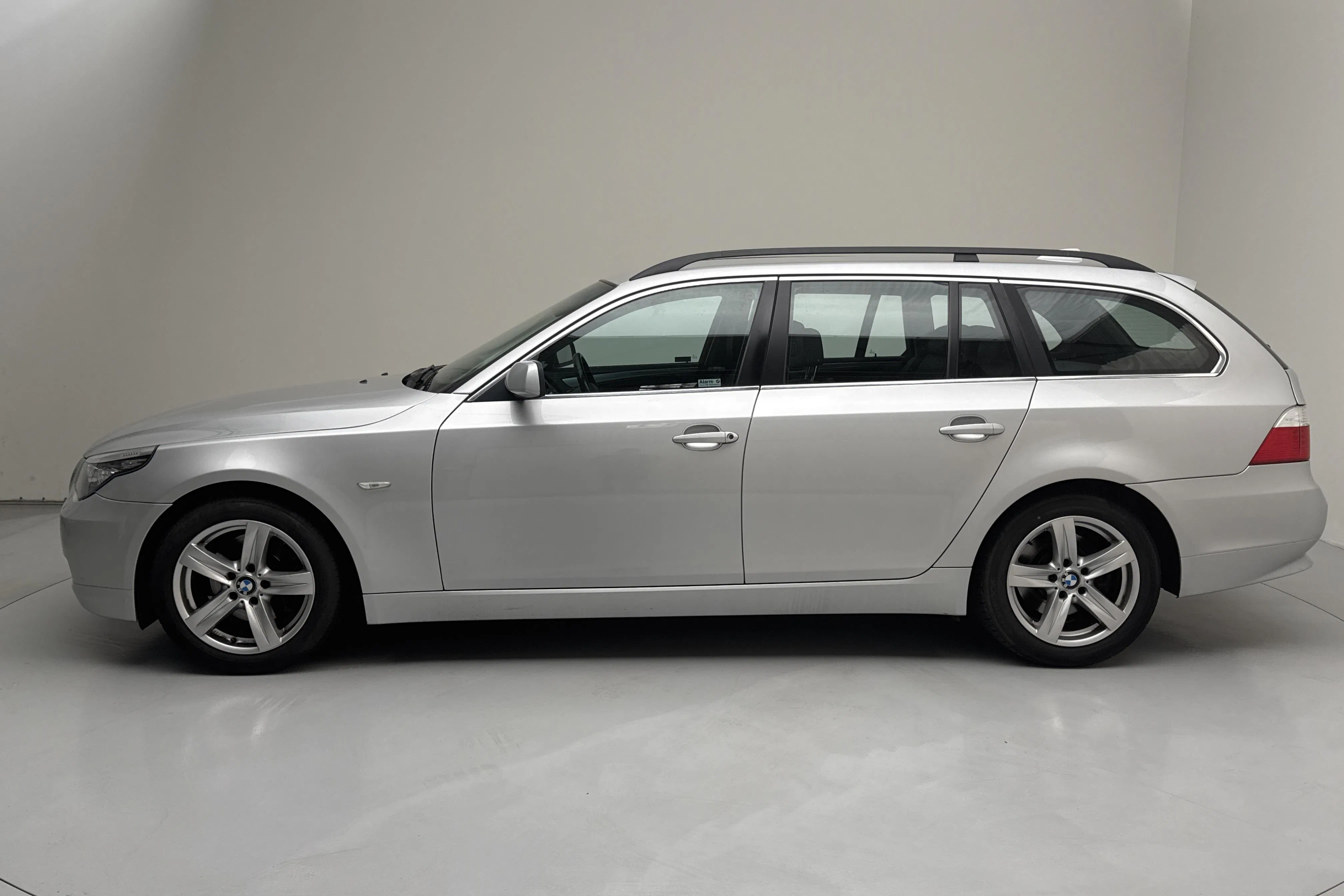 Presentation photo 2 of 14: BMW 520d Touring, E61 (177hk) - 212 570 km - Manual - light grey - 2009