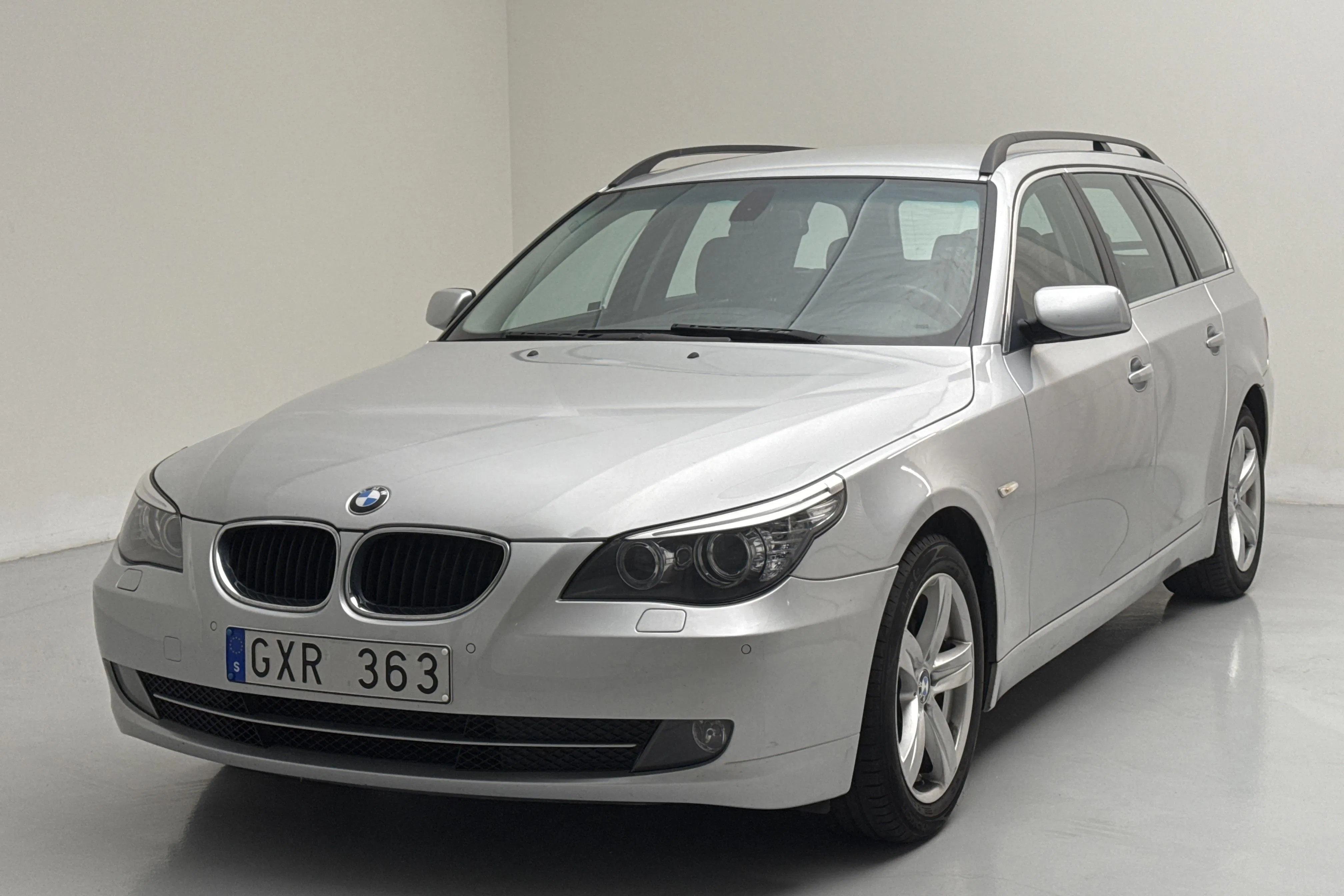 Presentation photo 1 of 14: BMW 520d Touring, E61 (177hk) - 212 570 km - Manual - light grey - 2009
