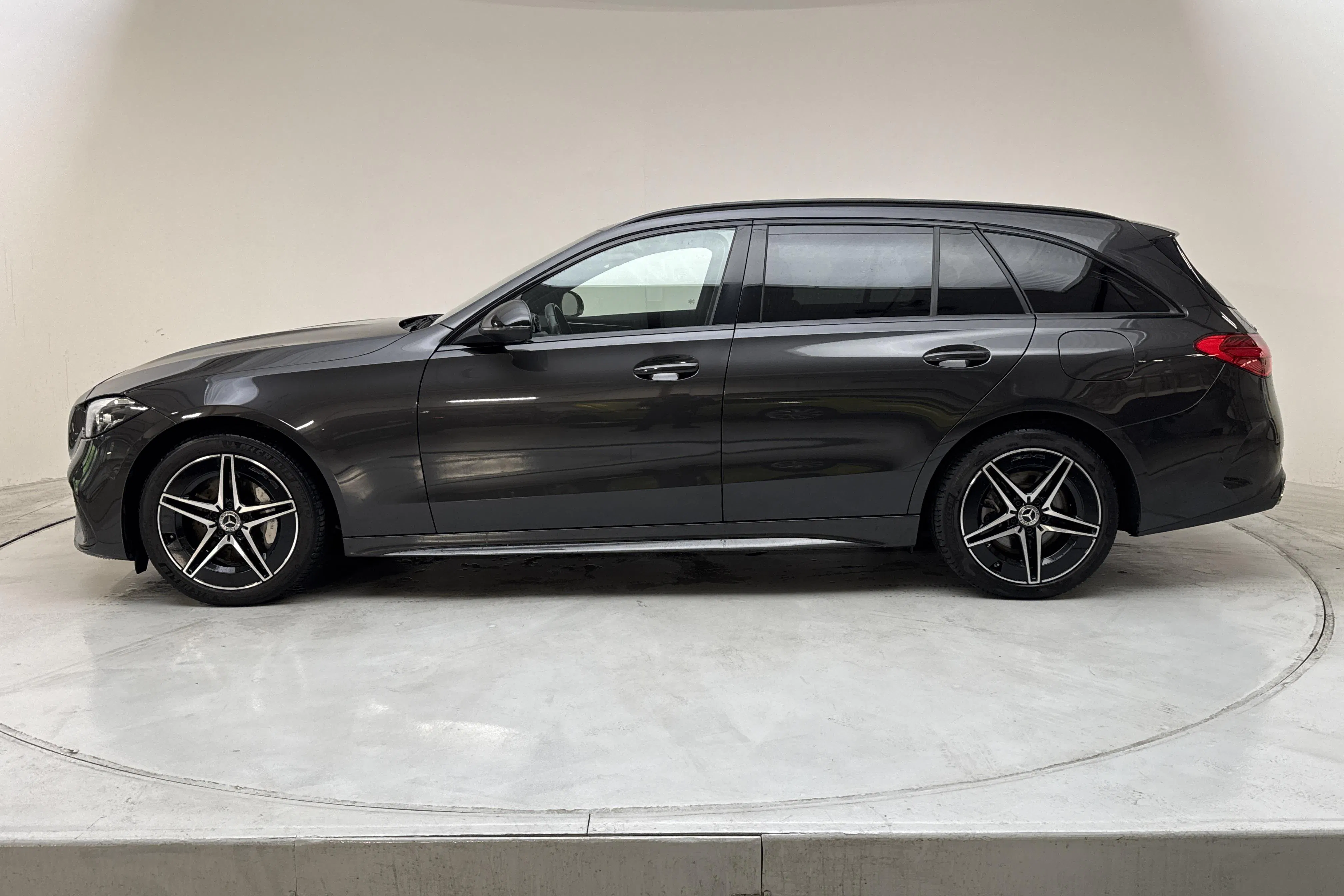 Presentationsfoto 2 av 20: Mercedes C 300 e Kombi S206 (333hk) - 4 726 mil - Automat - grå - 2023