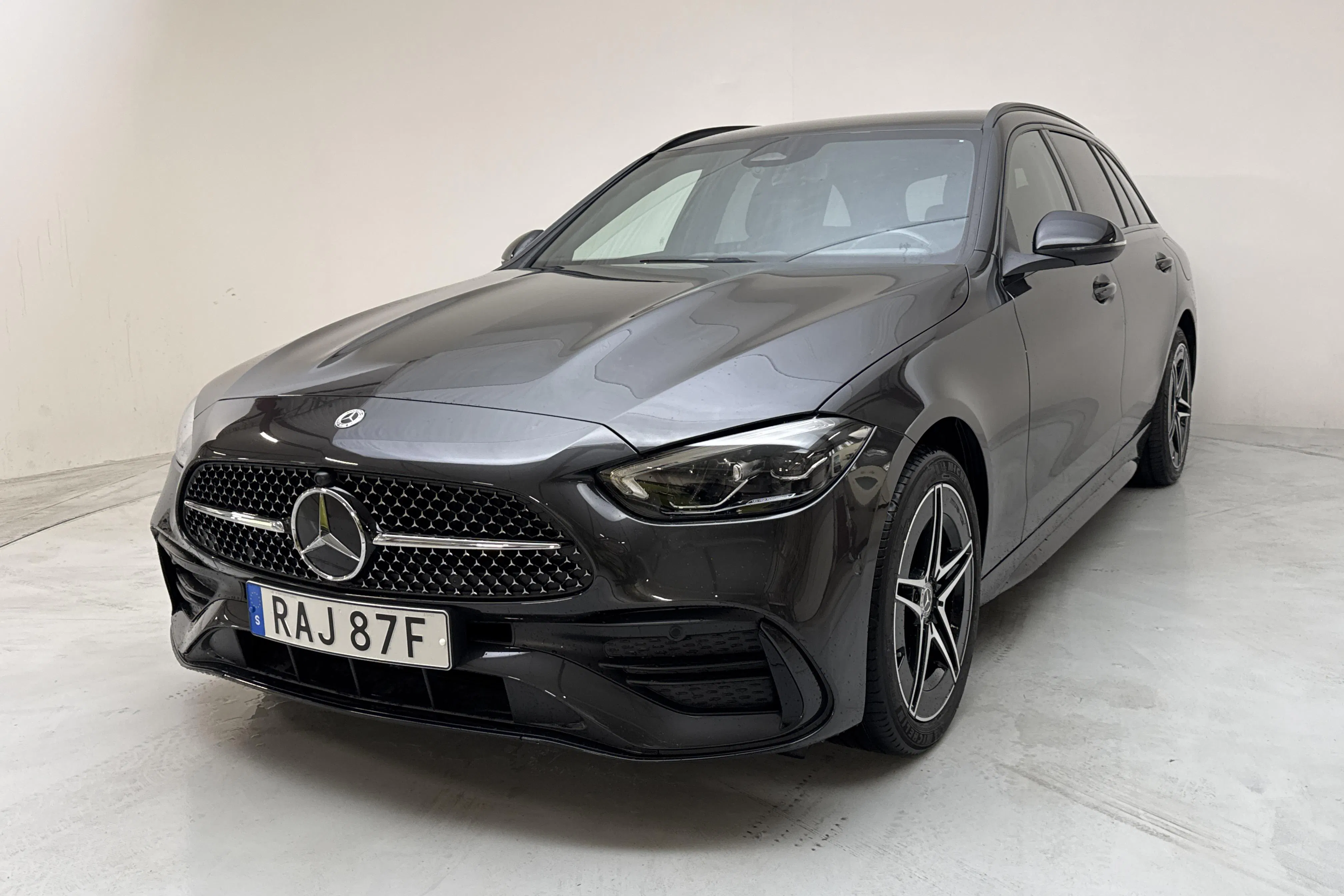 Presentationsfoto 1 av 20: Mercedes C 300 e Kombi S206 (333hk) - 4 726 mil - Automat - grå - 2023
