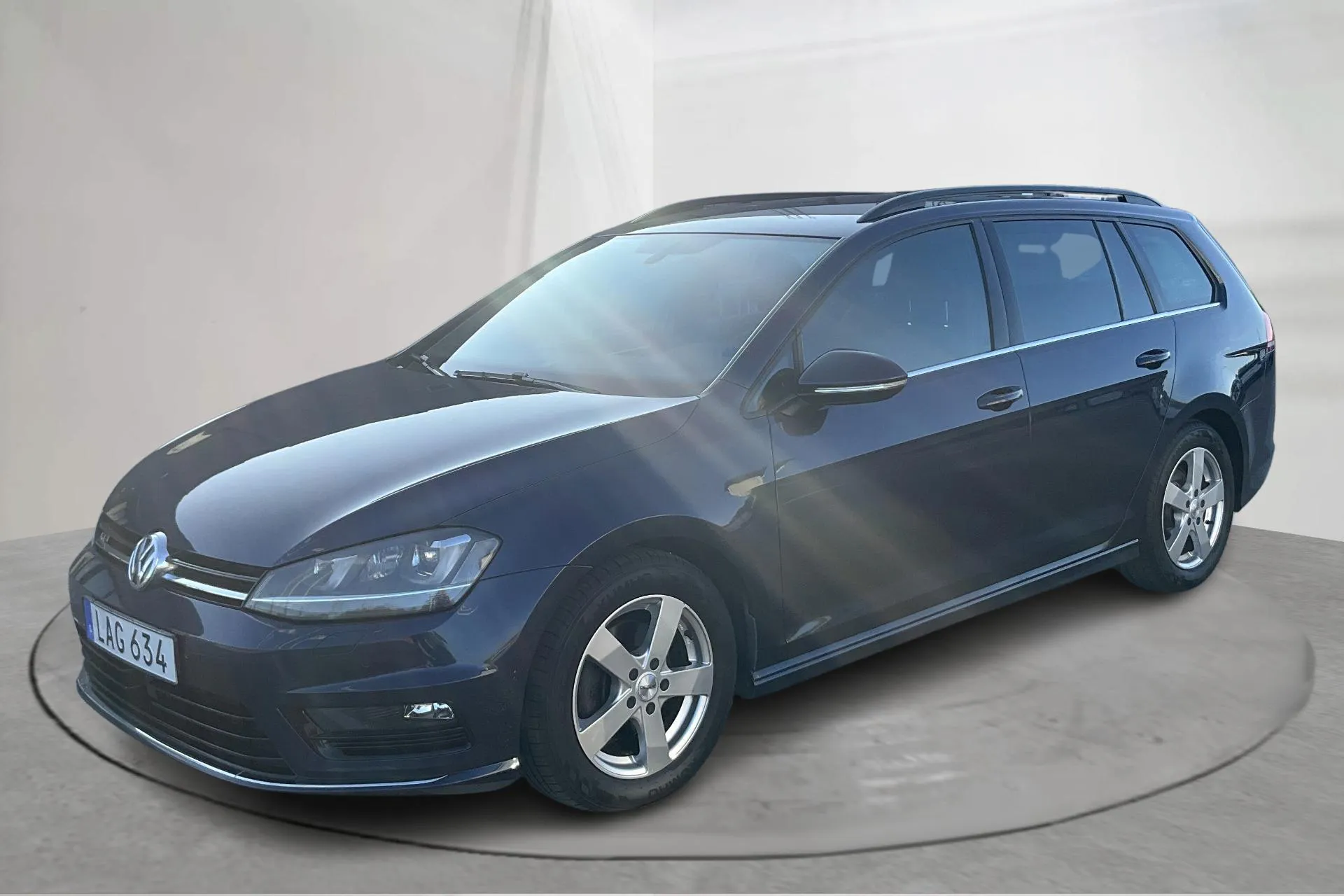 Presentationsfoto 1 av 12: VW Golf VII 2.0 TDI BlueMotion Technology Sportscombi (150hk) - 18 975 mil - Manuell - Mörkblå - 2016