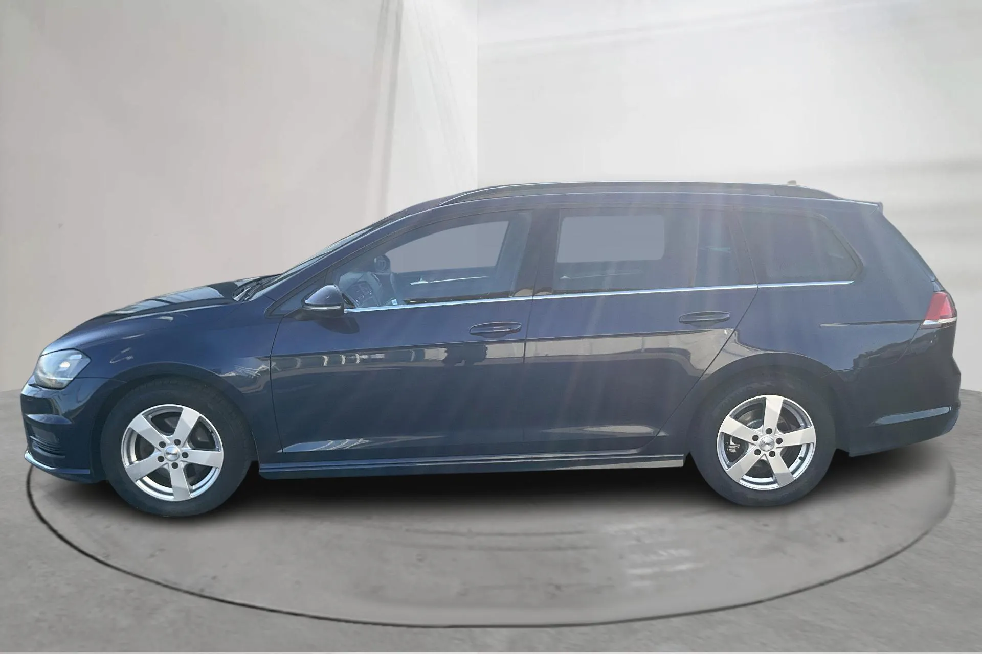 Presentationsfoto 2 av 12: VW Golf VII 2.0 TDI BlueMotion Technology Sportscombi (150hk) - 18 975 mil - Manuell - Mörkblå - 2016
