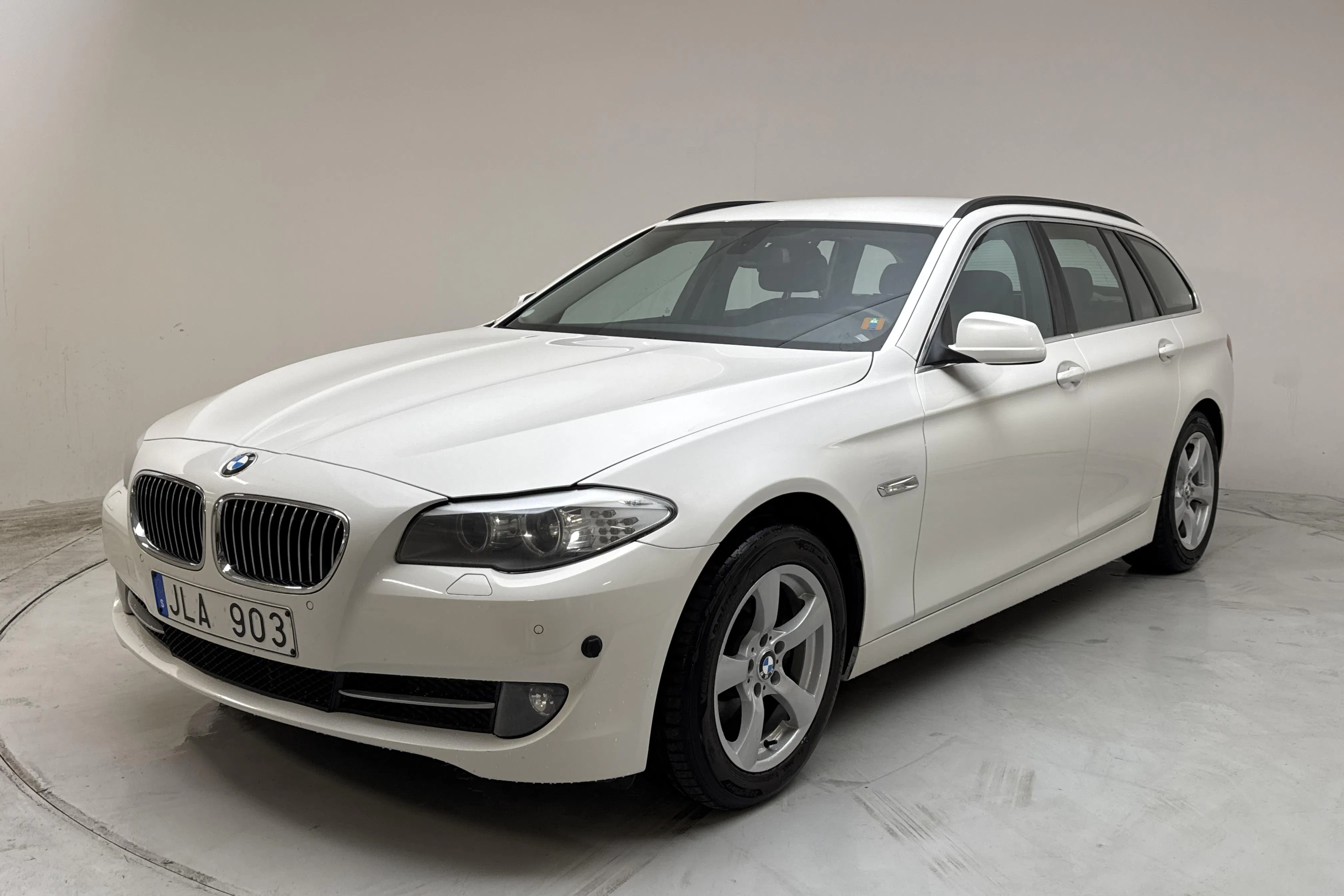 Presentationsfoto 1 av 13: BMW 520d Touring, F11 (184hk) - 24 280 mil - Manuell - vit - 2011