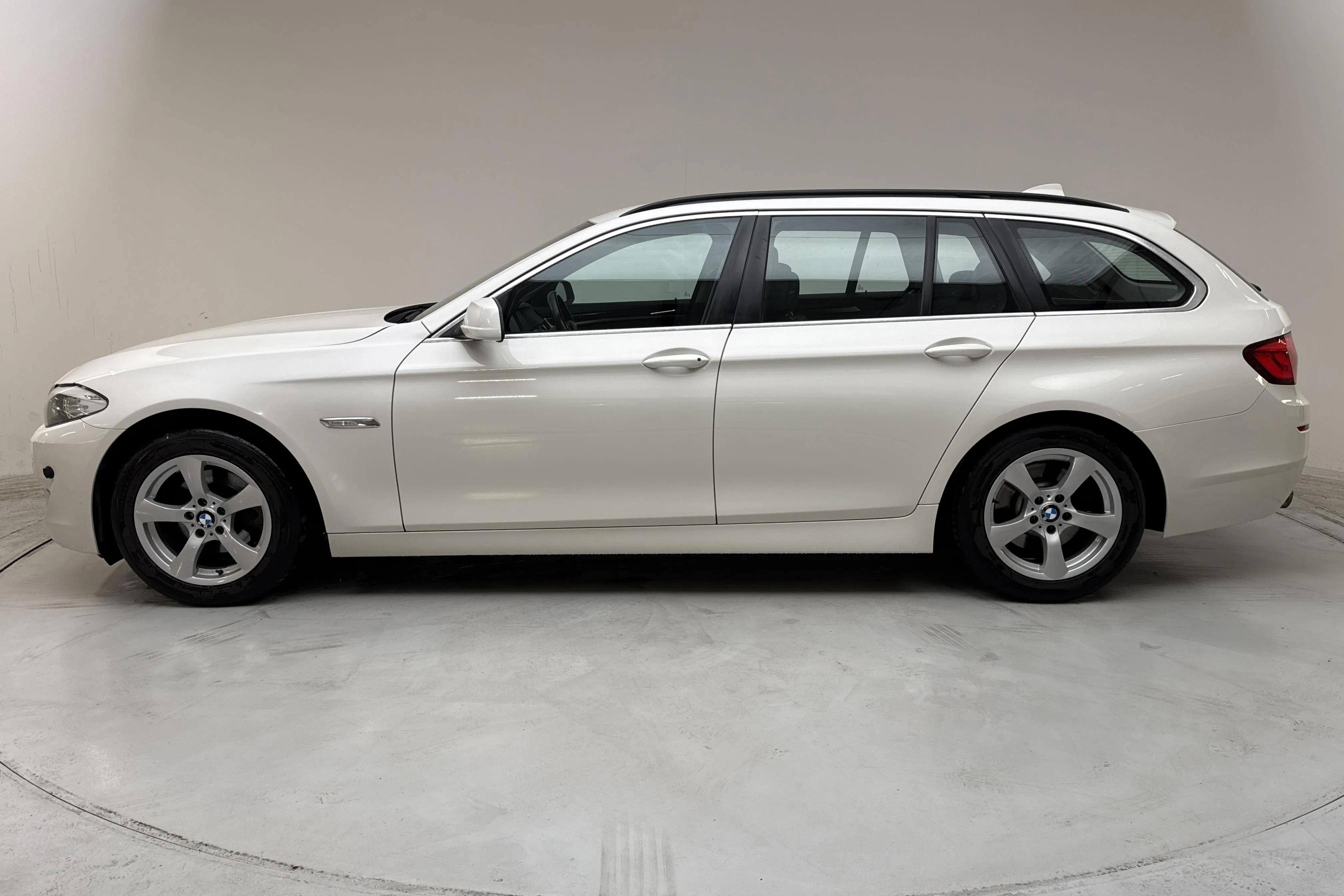 Presentationsfoto 2 av 13: BMW 520d Touring, F11 (184hk) - 24 280 mil - Manuell - vit - 2011