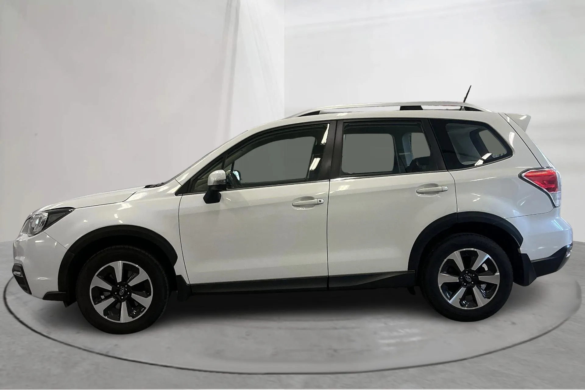 Presentation photo 2 of 14: Subaru Forester 2.0D (147hk) - 264 360 km - Automatic - white - 2016