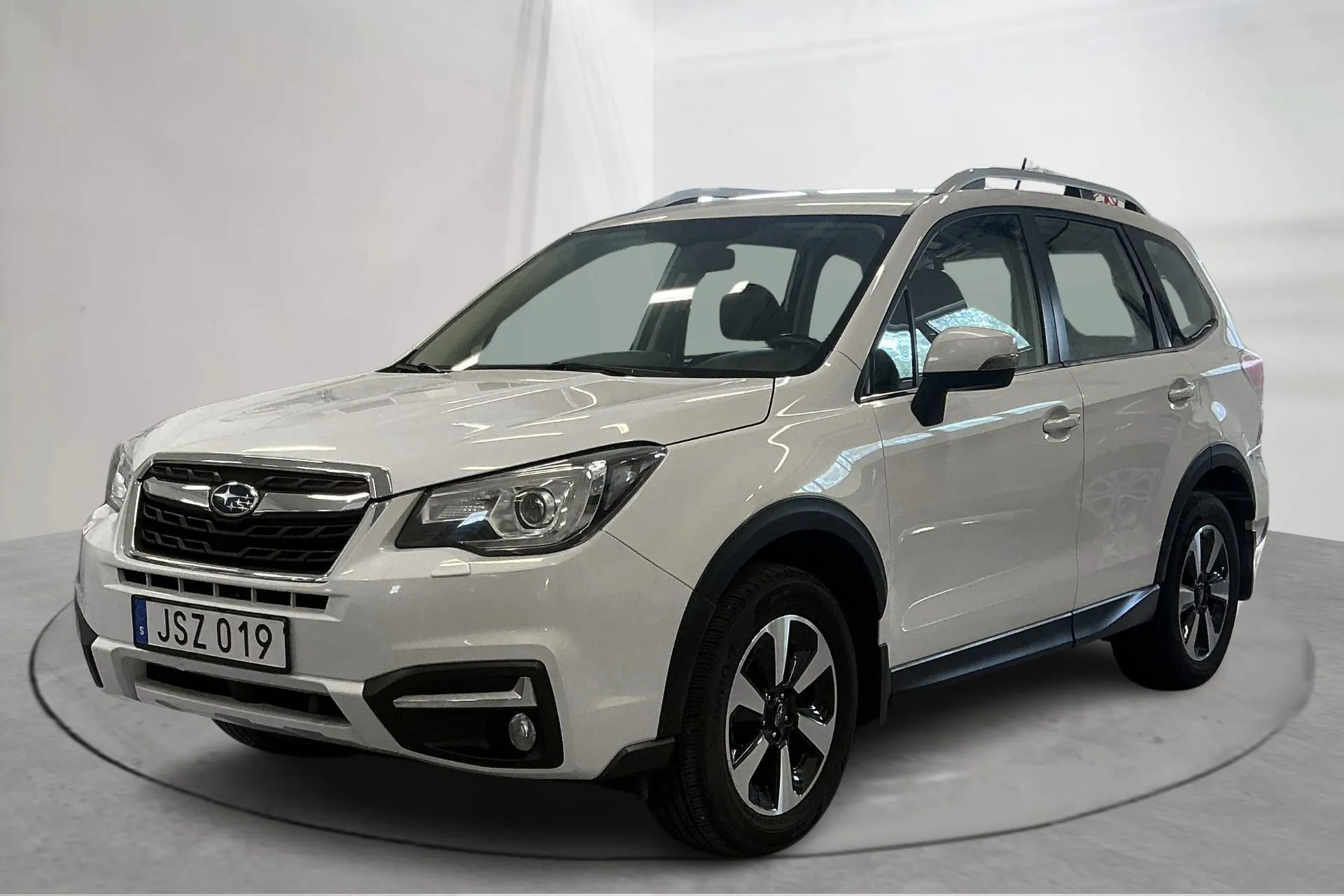 Presentation photo 1 of 14: Subaru Forester 2.0D (147hk) - 264 360 km - Automatic - white - 2016