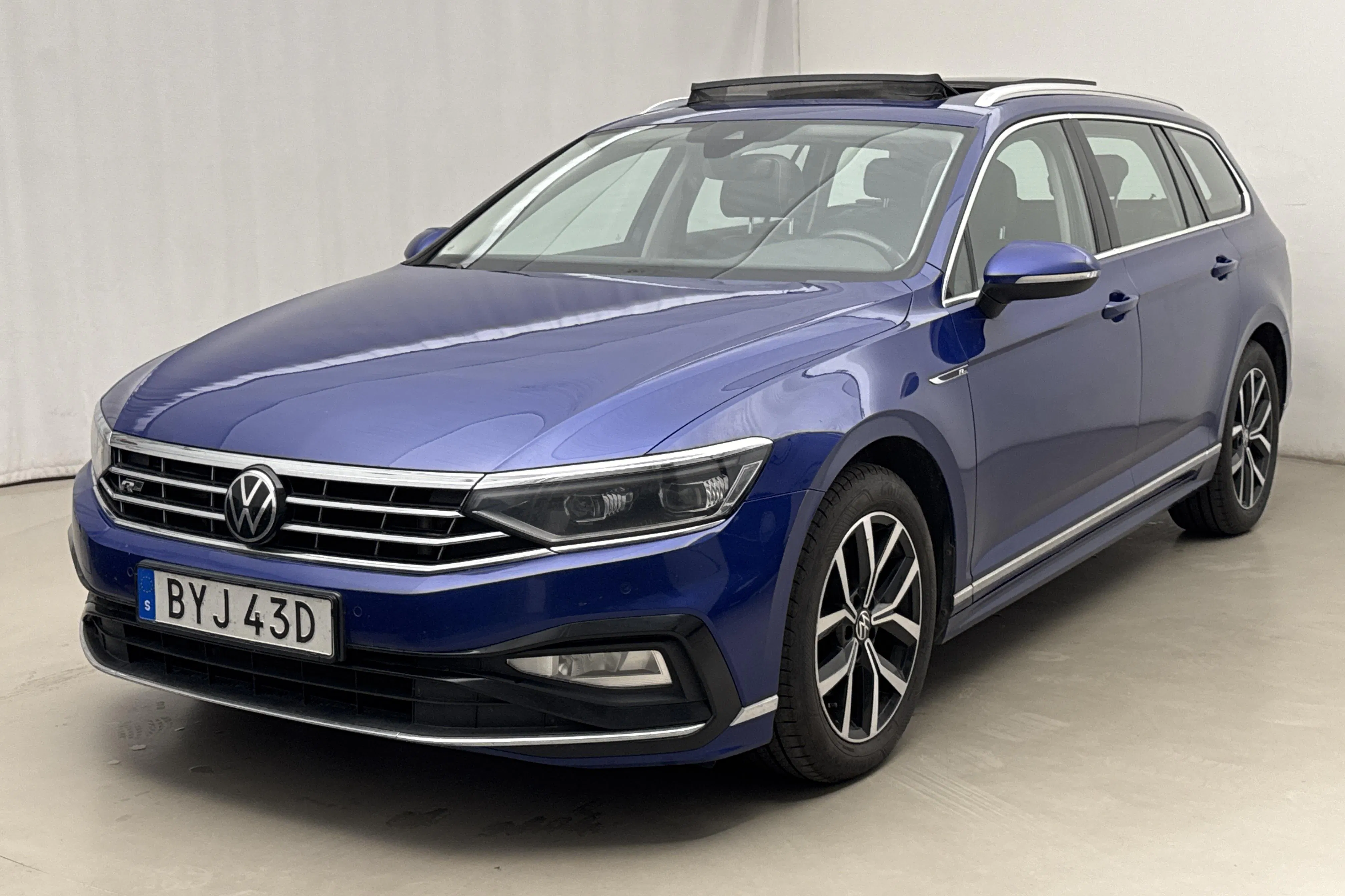 Presentation photo 1 of 21: VW Passat 2.0 TDI Sportscombi 4Motion (200hk) - 259 010 km - Automatic - blue - 2021