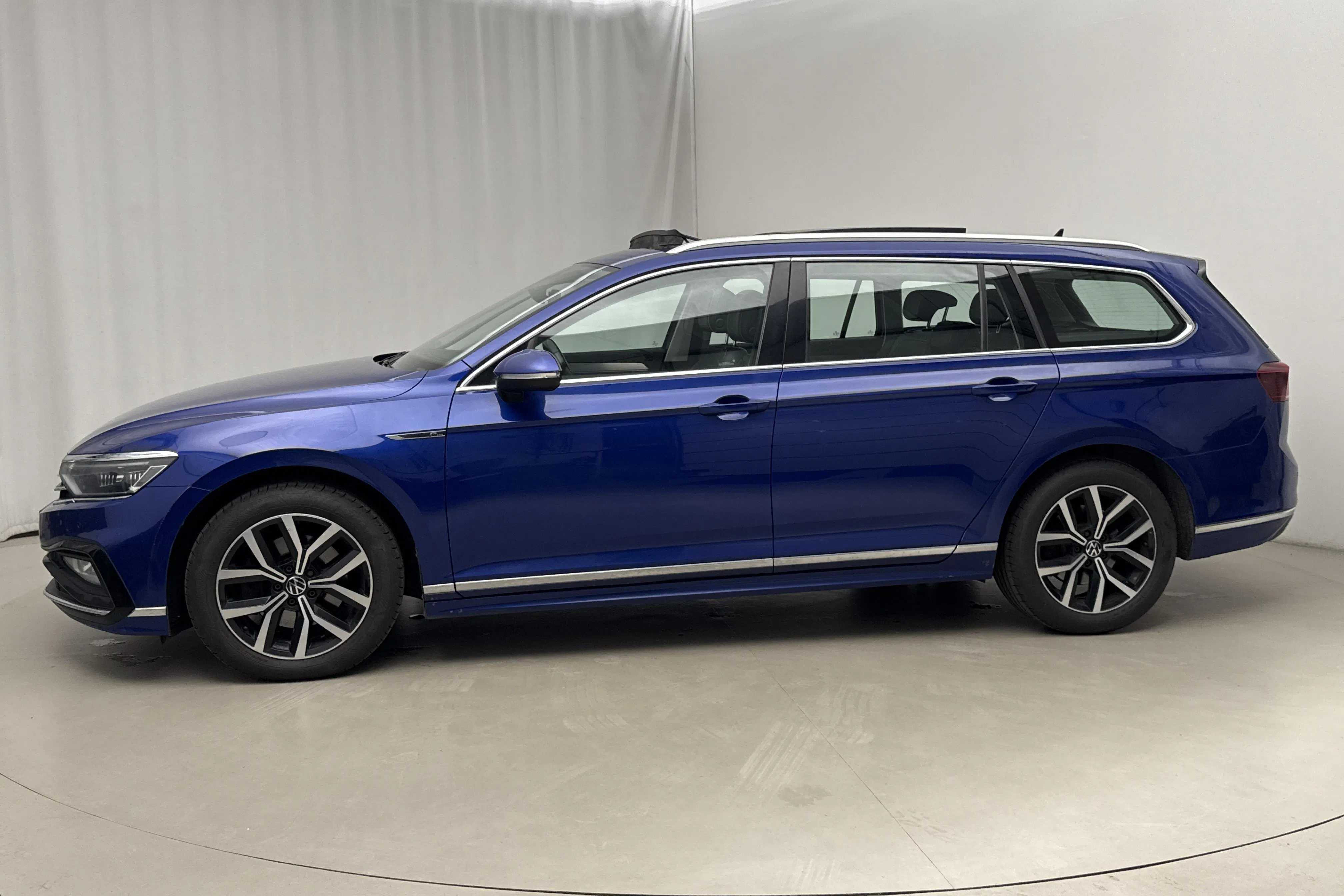 Presentation photo 2 of 21: VW Passat 2.0 TDI Sportscombi 4Motion (200hk) - 259 010 km - Automatic - blue - 2021