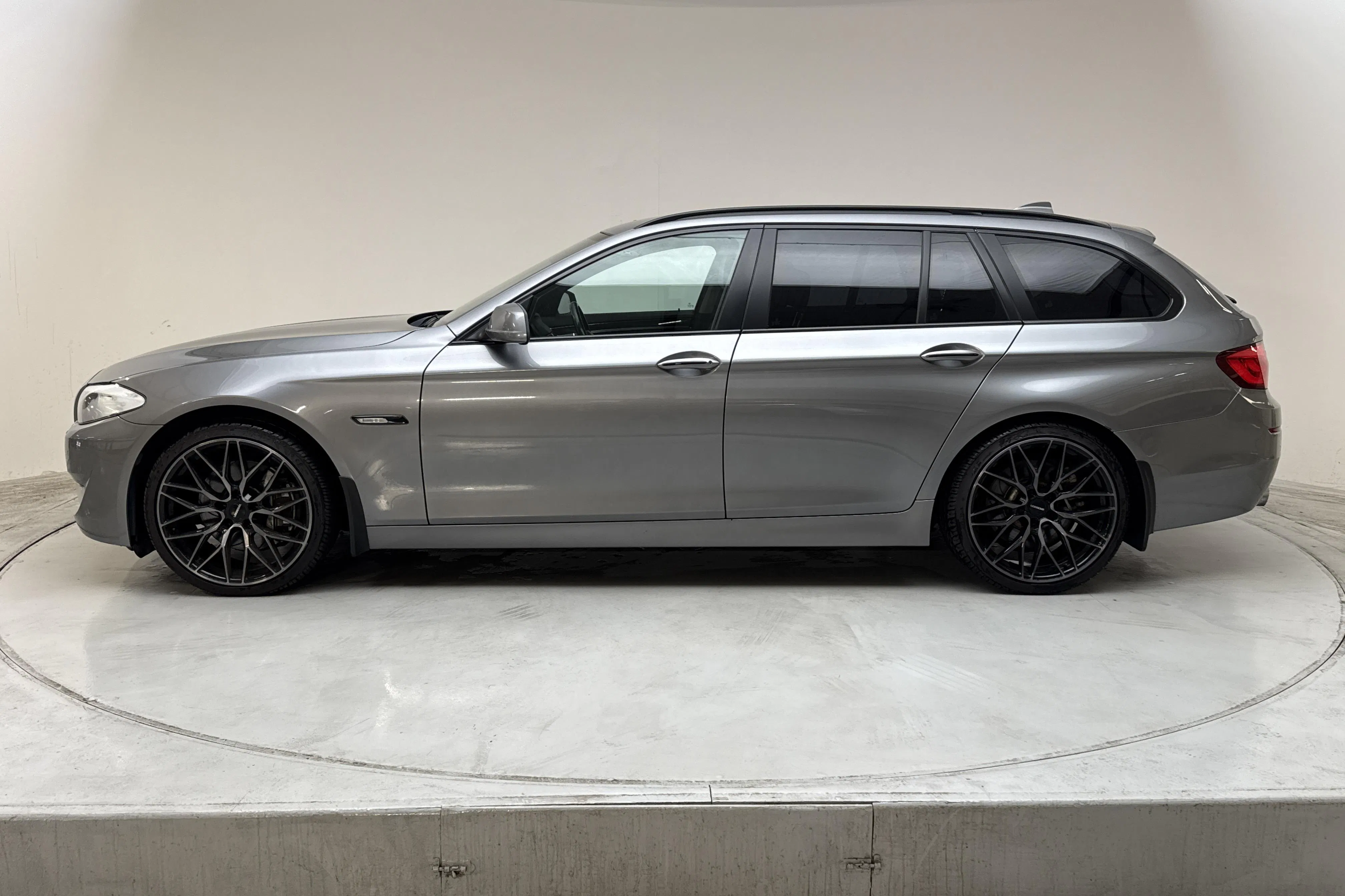Presentation photo 2 of 14: BMW 535d xDrive Touring, F11 (313hk) - 253 030 km - Automatic - gray - 2012