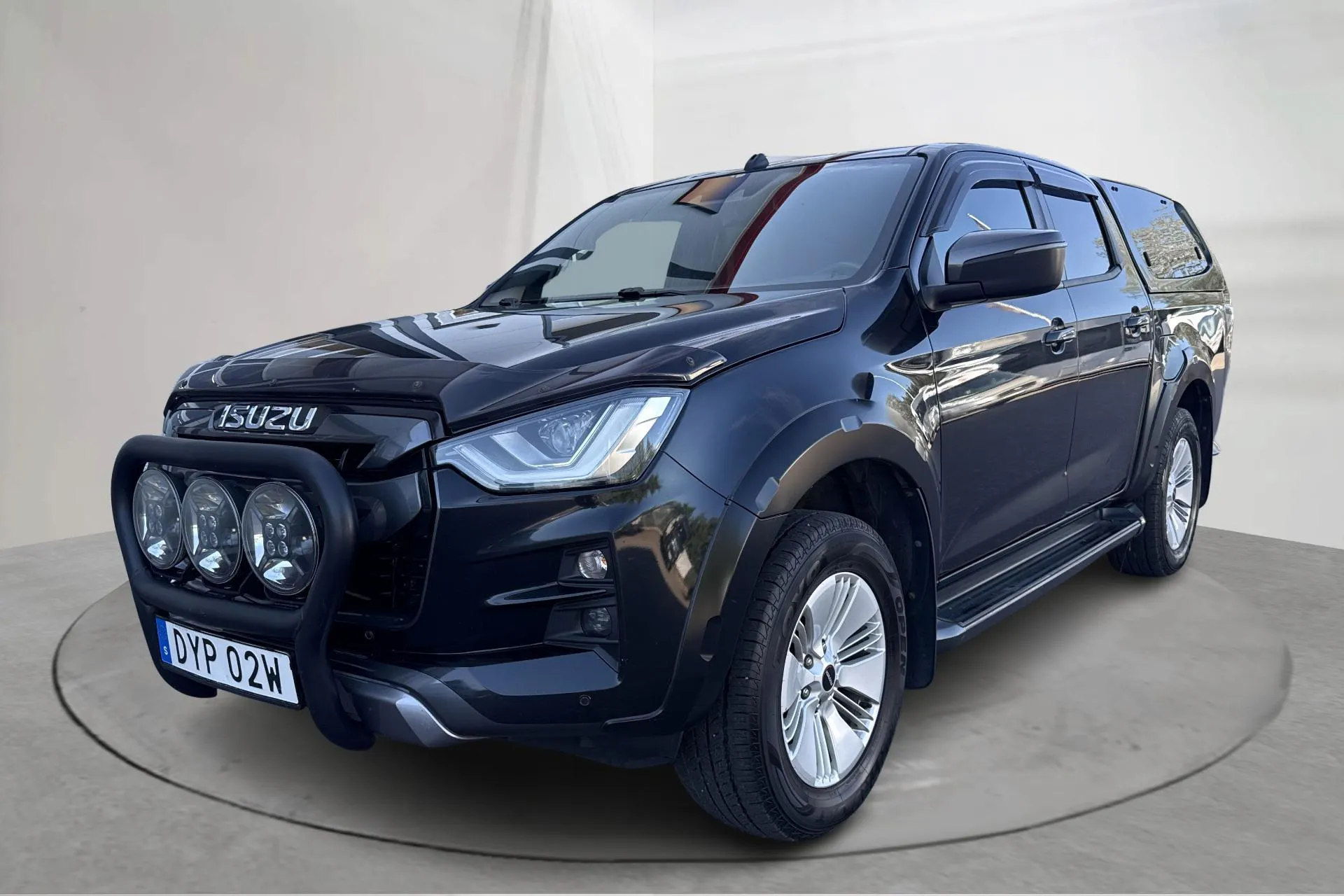Presentation photo 1 of 16: Isuzu D-MAX 1.9 DDI 4WD (163hk) - 16 476 Scandinavian mile - Automatic - black - 2020