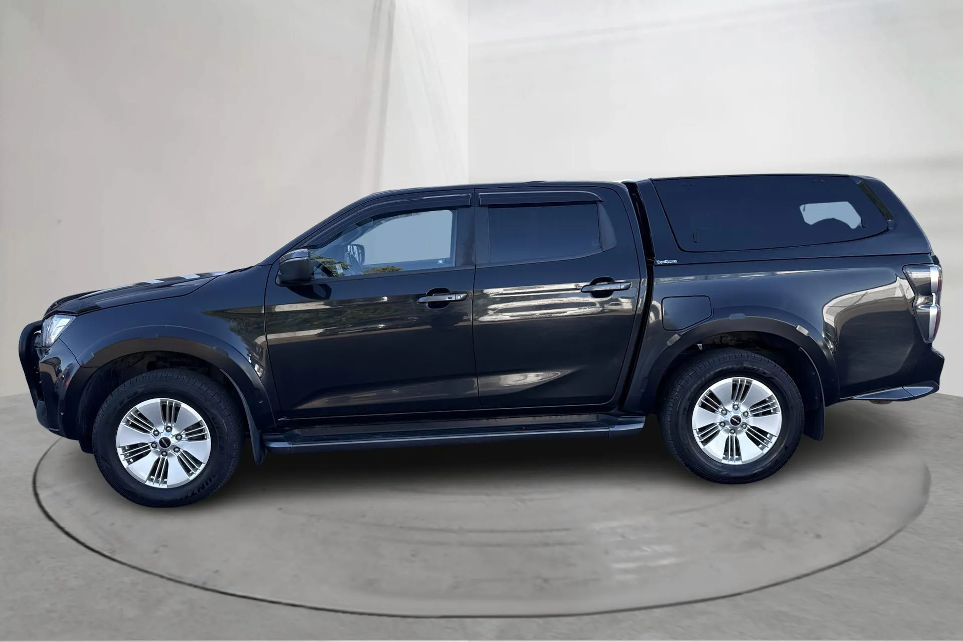 Presentation photo 2 of 16: Isuzu D-MAX 1.9 DDI 4WD (163hk) - 16 476 Scandinavian mile - Automatic - black - 2020