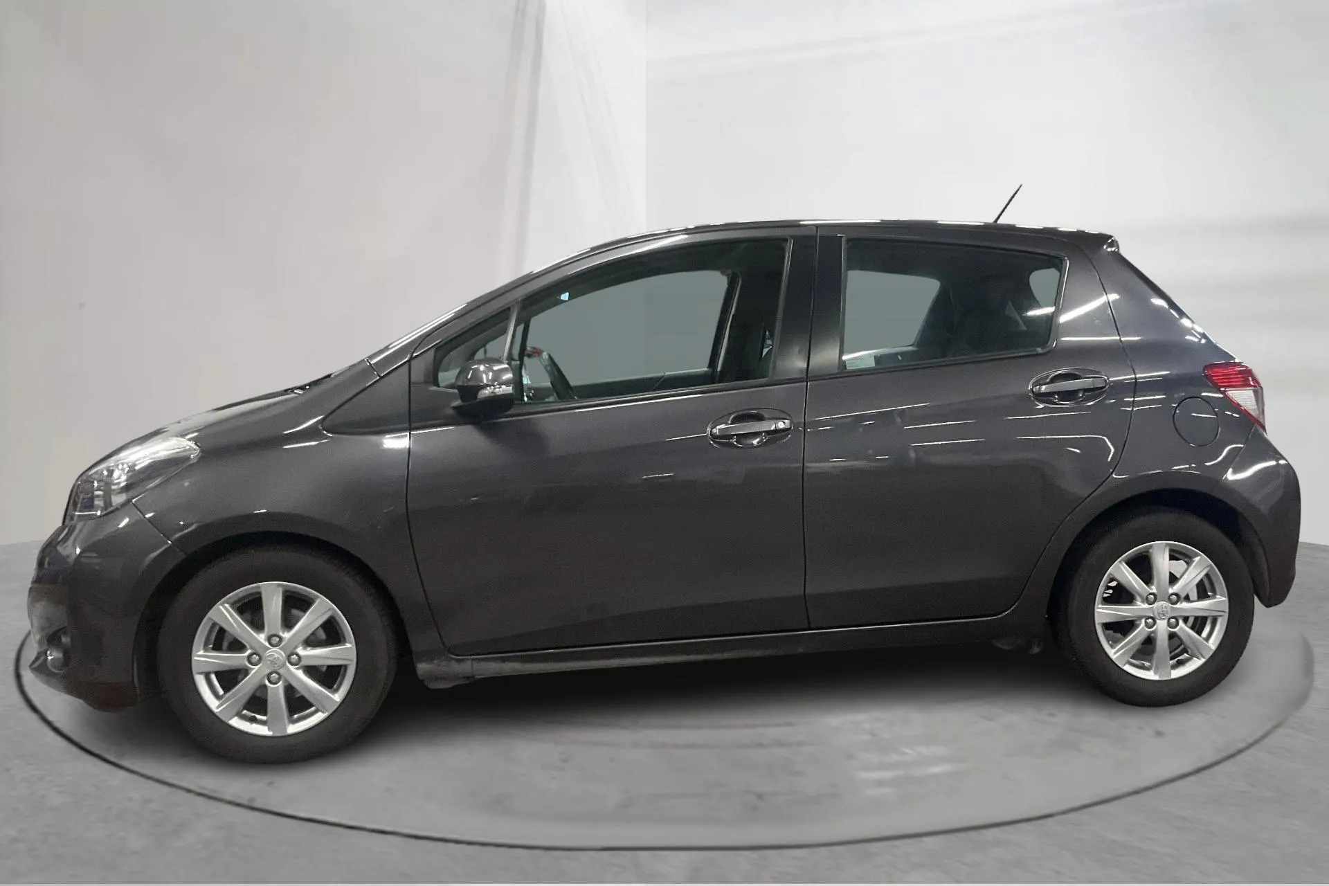 Presentationsfoto 2 av 14: Toyota Yaris 1.33 5dr (100hk) - 2 049 mil - Automat - Mörkgrå - 2014
