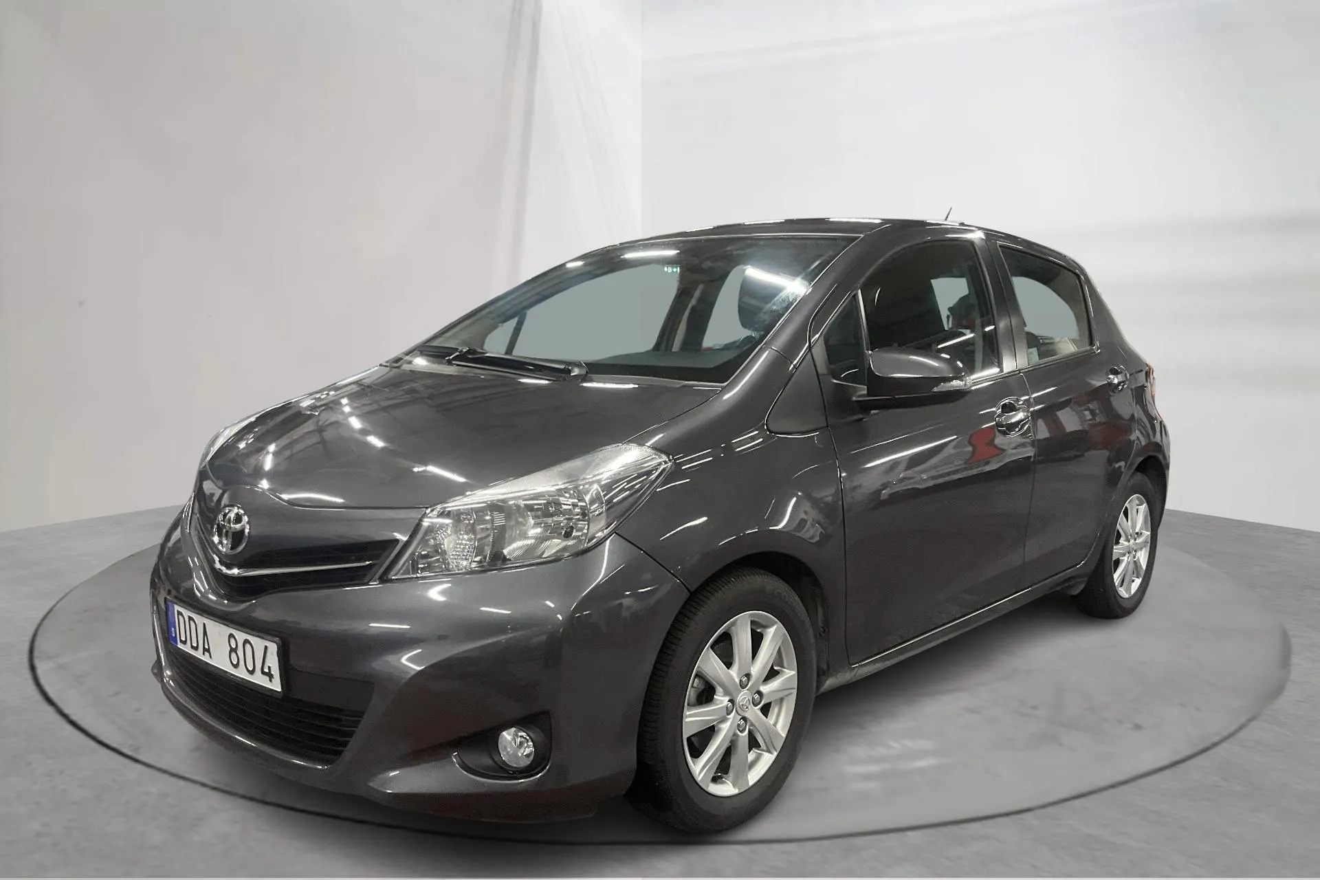 Presentationsfoto 1 av 14: Toyota Yaris 1.33 5dr (100hk) - 2 049 mil - Automat - Mörkgrå - 2014