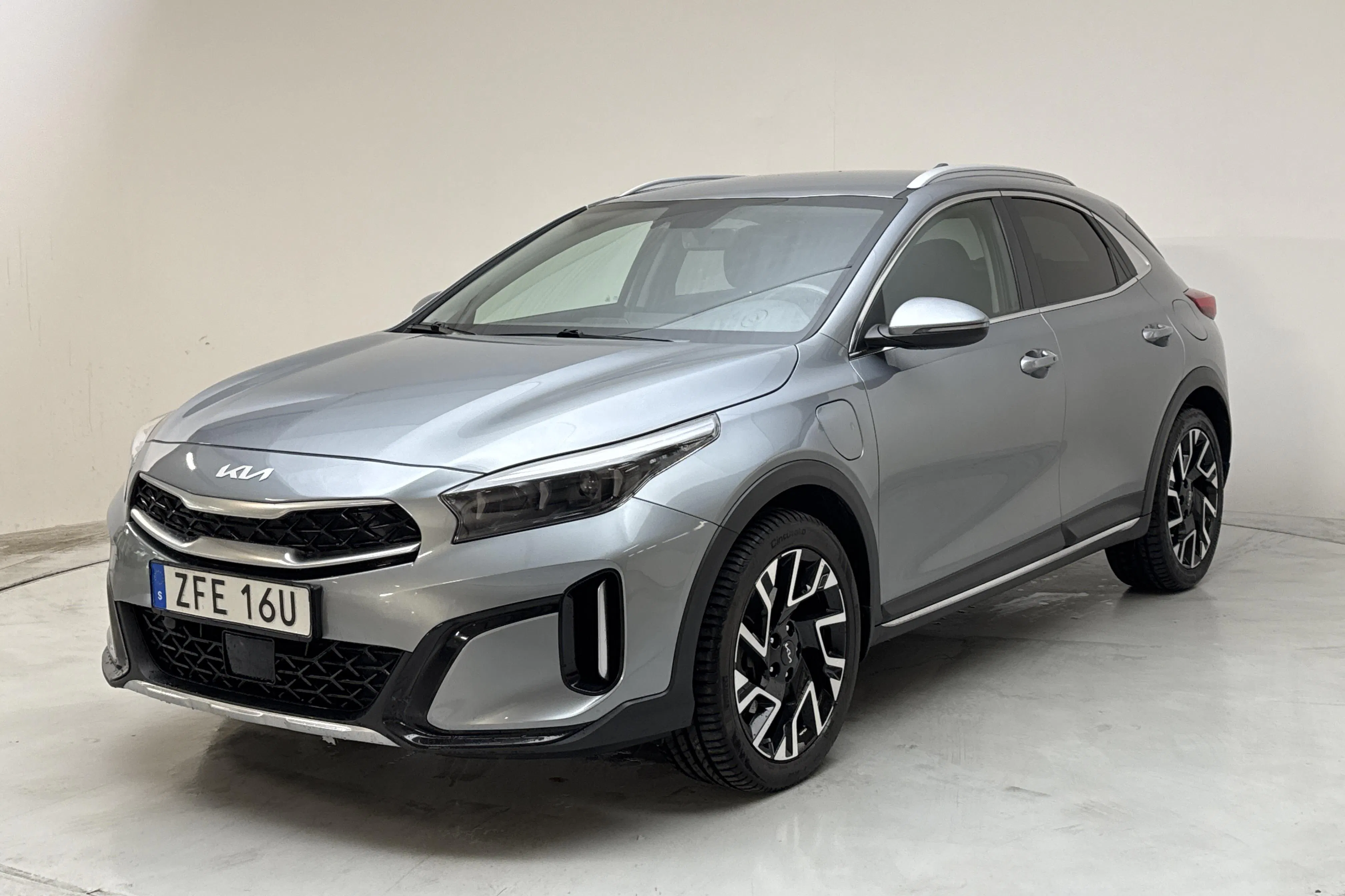 Presentation photo 1 of 16: KIA XCeed 1.6 Plug-in Hybrid 5dr (141hk) - 138 250 km - Automatic - gray - 2024