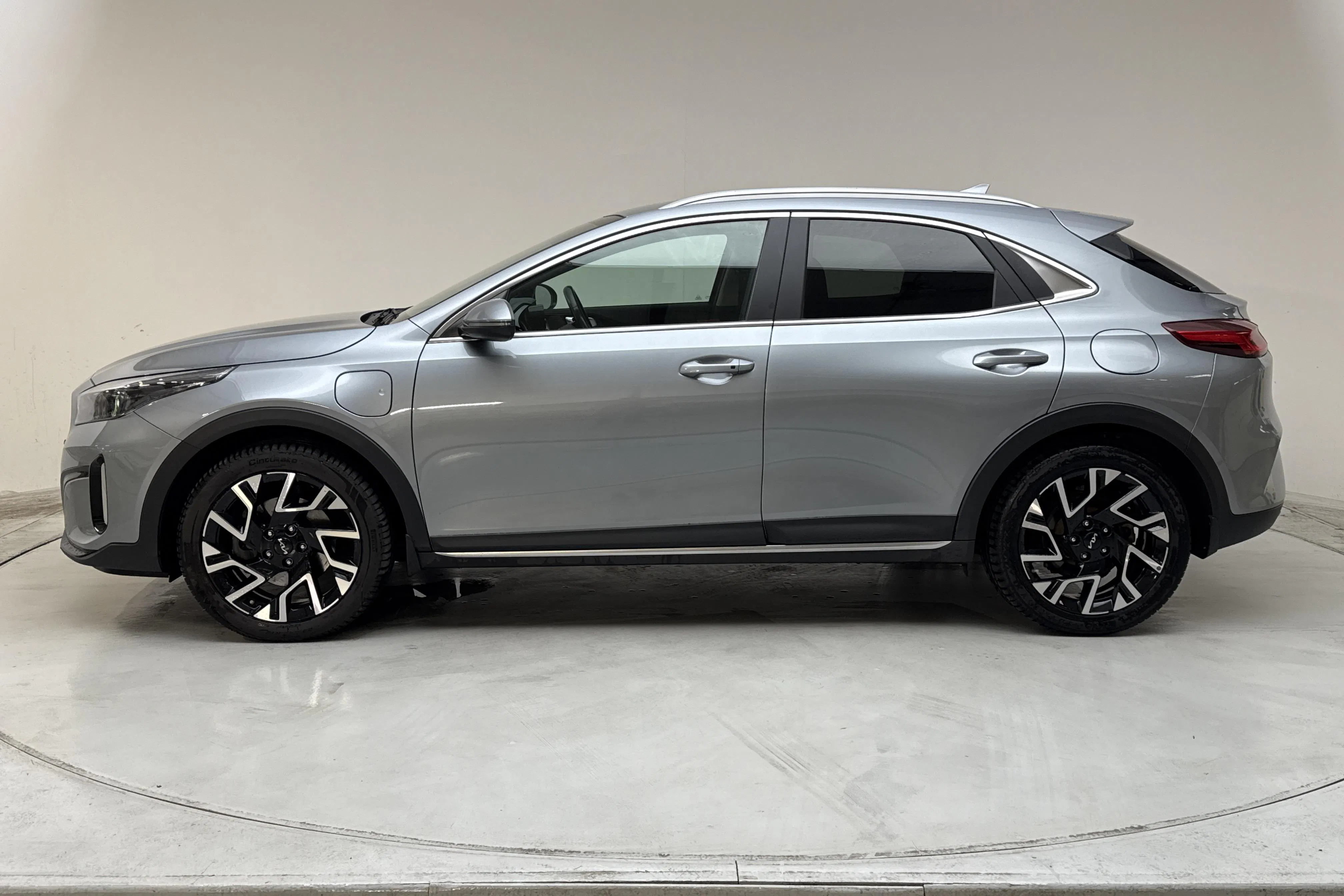 Presentation photo 2 of 16: KIA XCeed 1.6 Plug-in Hybrid 5dr (141hk) - 138 250 km - Automatic - gray - 2024