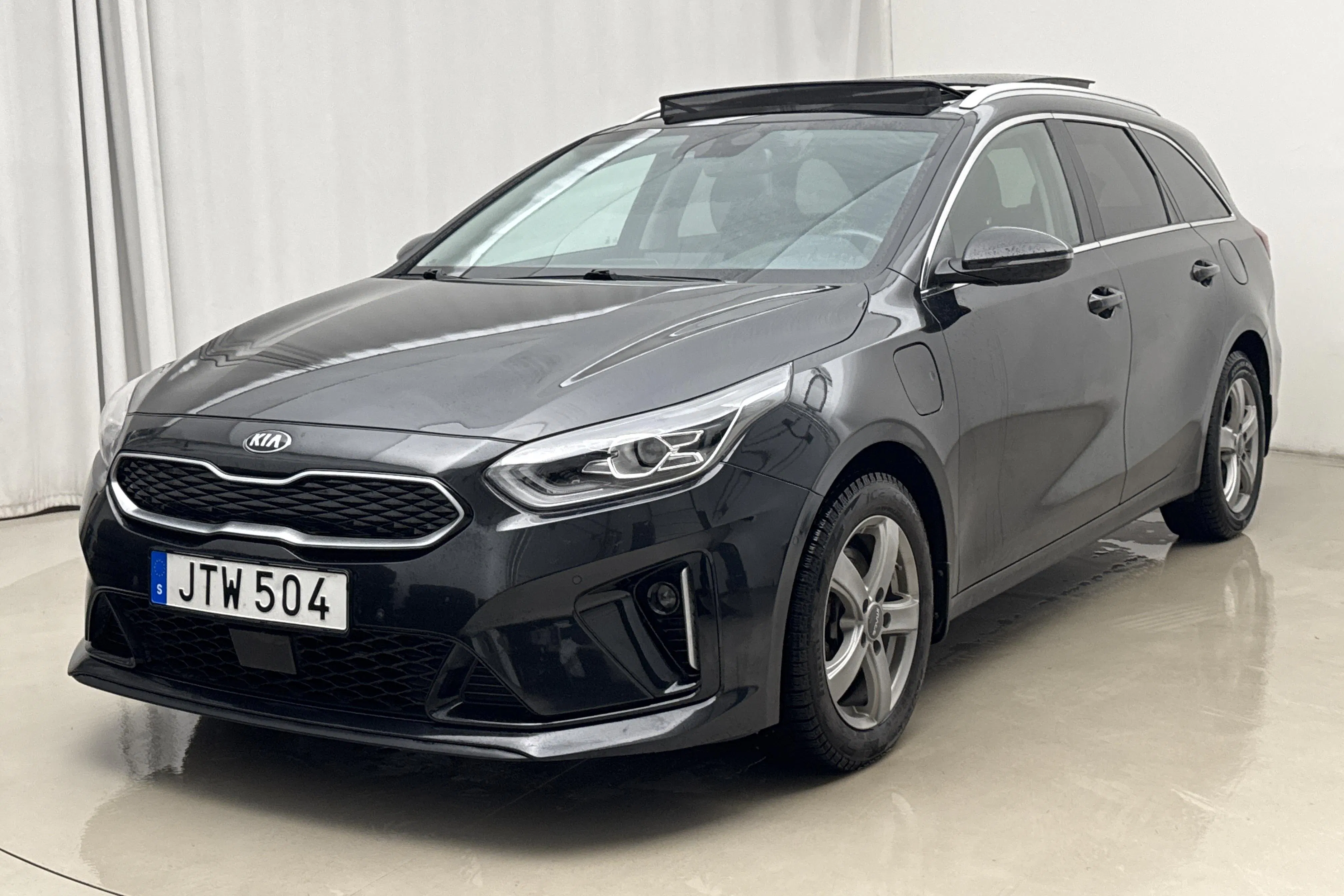 Presentation photo 1 of 27: KIA Ceed 1.6 Plug-in Hybrid SW (141hk) - 65 650 km - Automatic - black - 2021
