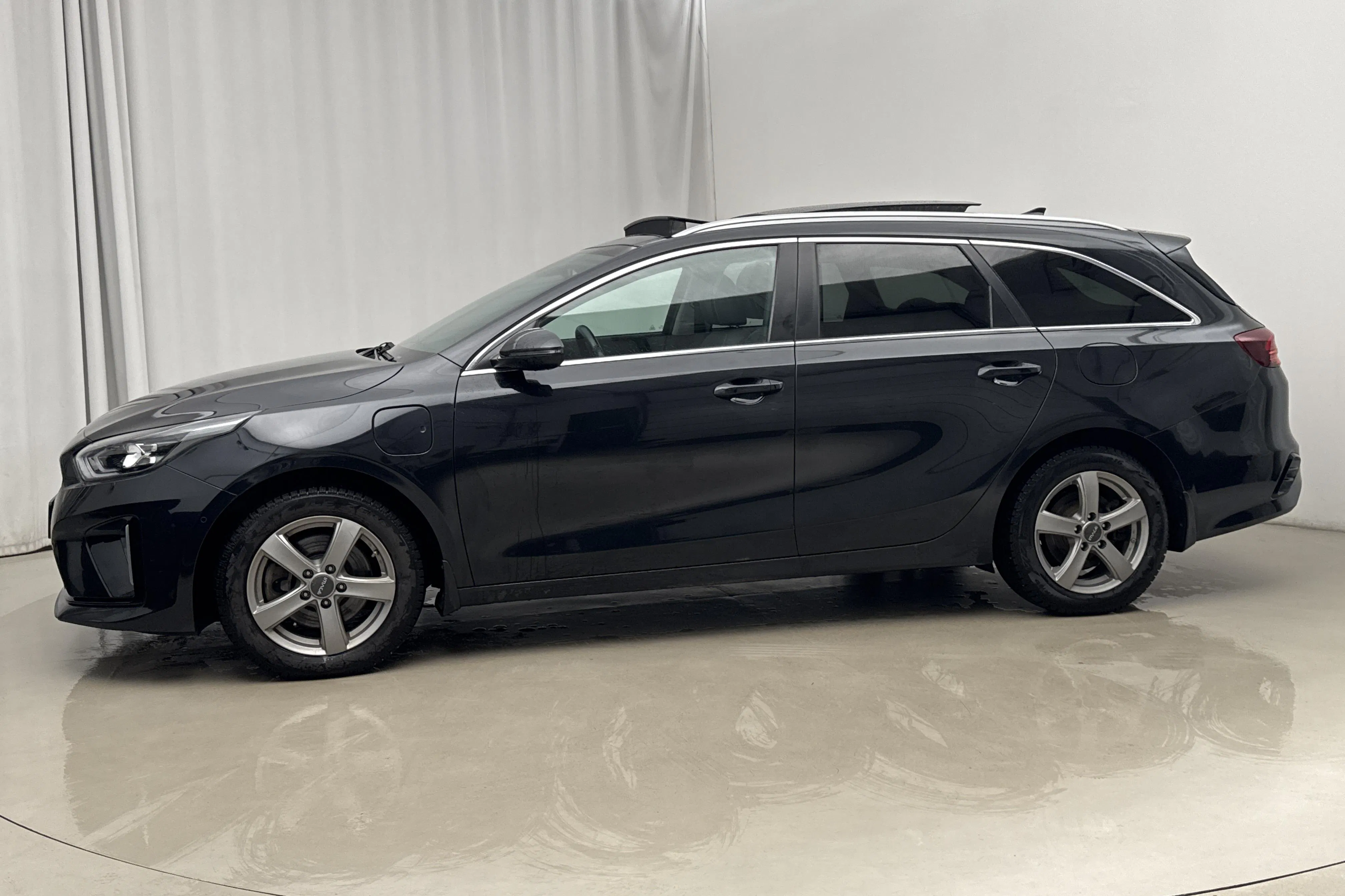 Presentation photo 2 of 27: KIA Ceed 1.6 Plug-in Hybrid SW (141hk) - 65 650 km - Automatic - black - 2021
