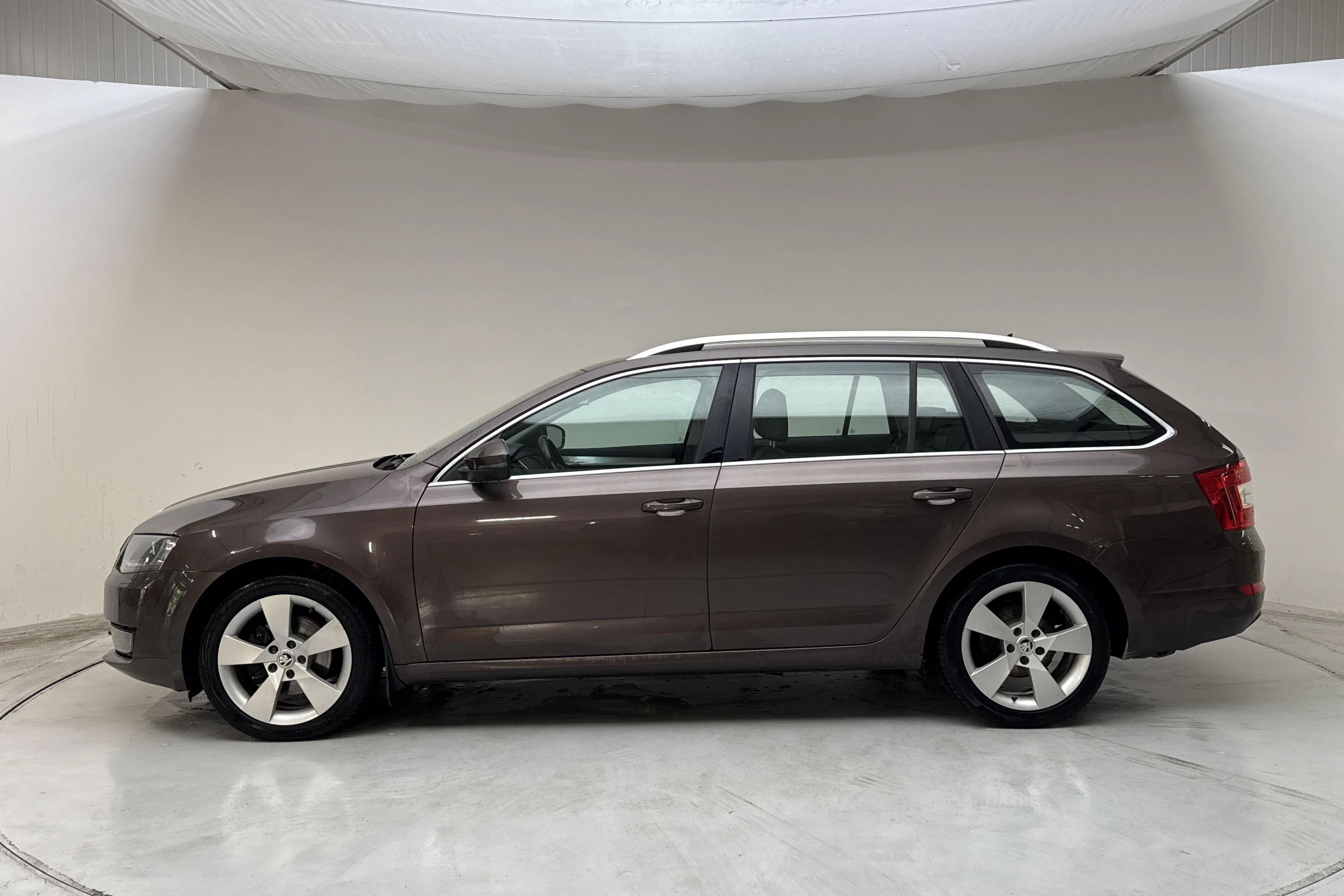 Presentationsfoto 2 av 14: Skoda Octavia III 2.0 TDI CR Combi 4x4 (150hk) - 27 841 mil - Manuell - Mörkbrun - 2014