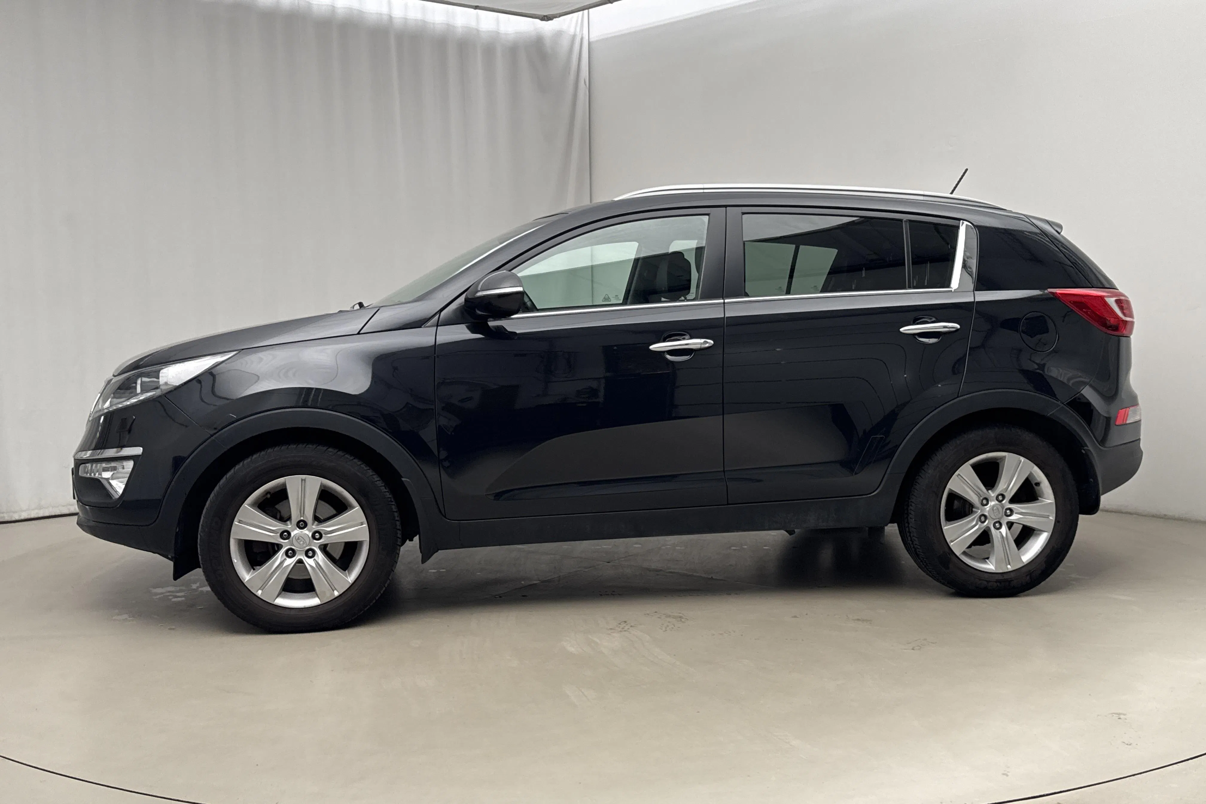 Presentationsfoto 2 av 16: KIA Sportage 1.7 CRDi 2WD (115hk) - 14 048 mil - Manuell - svart - 2013