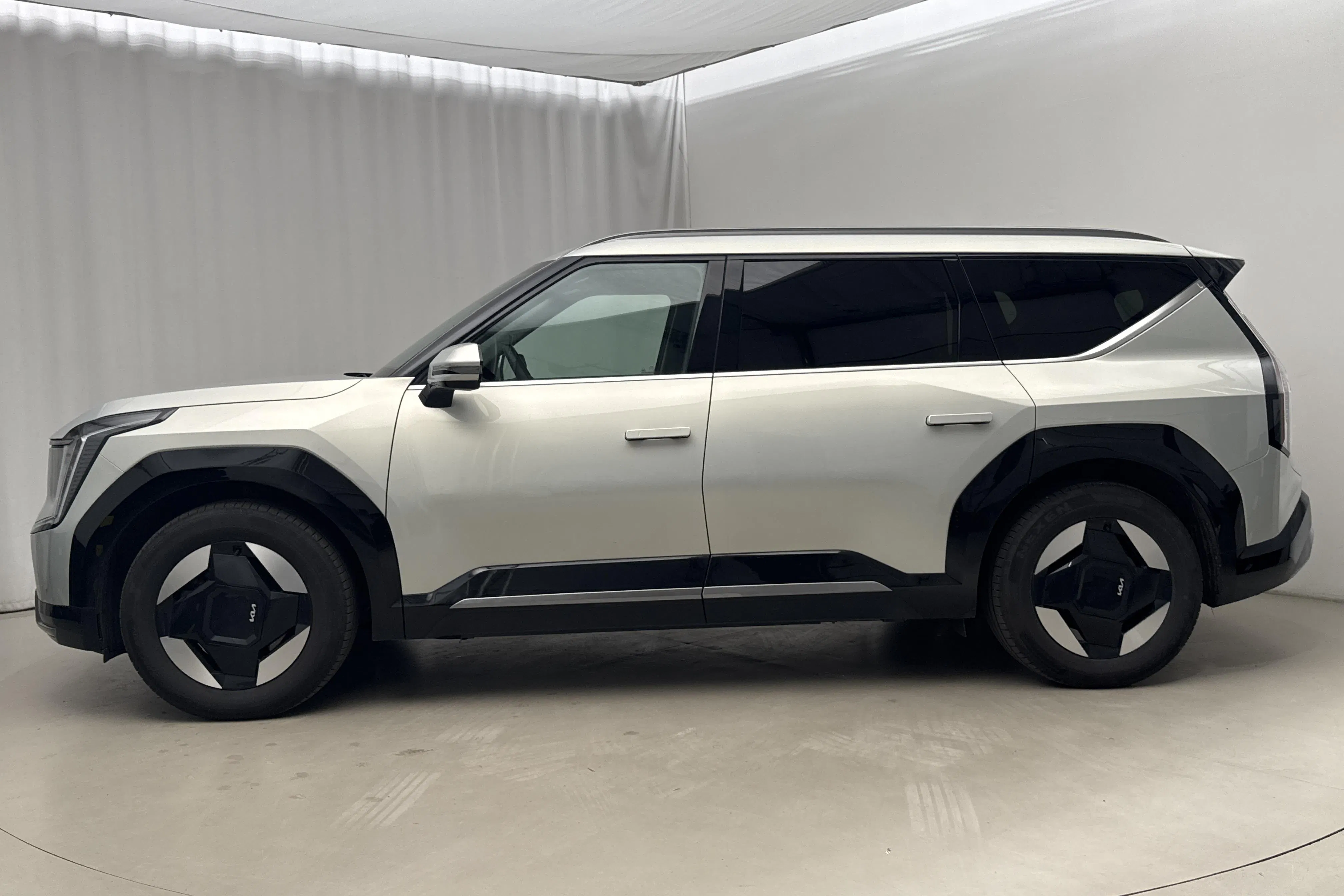 Presentationsfoto 2 av 26: KIA EV9 AWD (384hk) - 8 635 mil - Automat - Ljusgrå - 2024