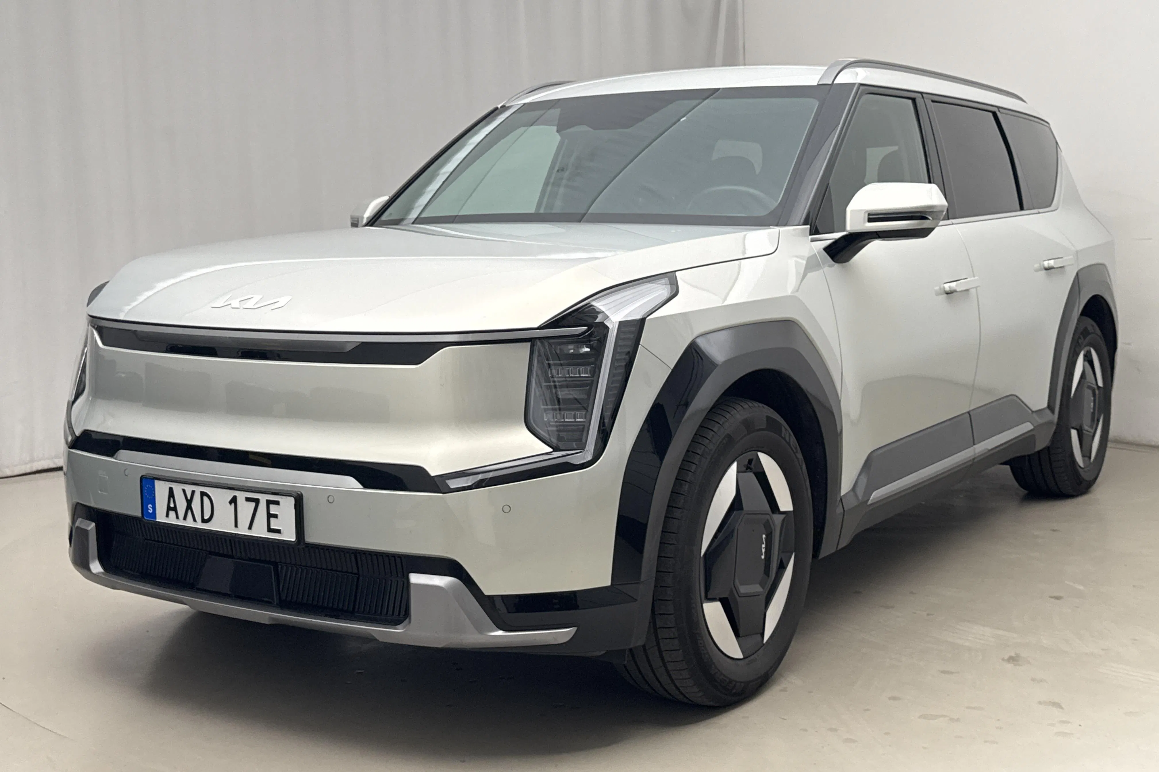 Presentationsfoto 1 av 26: KIA EV9 AWD (384hk) - 8 635 mil - Automat - Ljusgrå - 2024