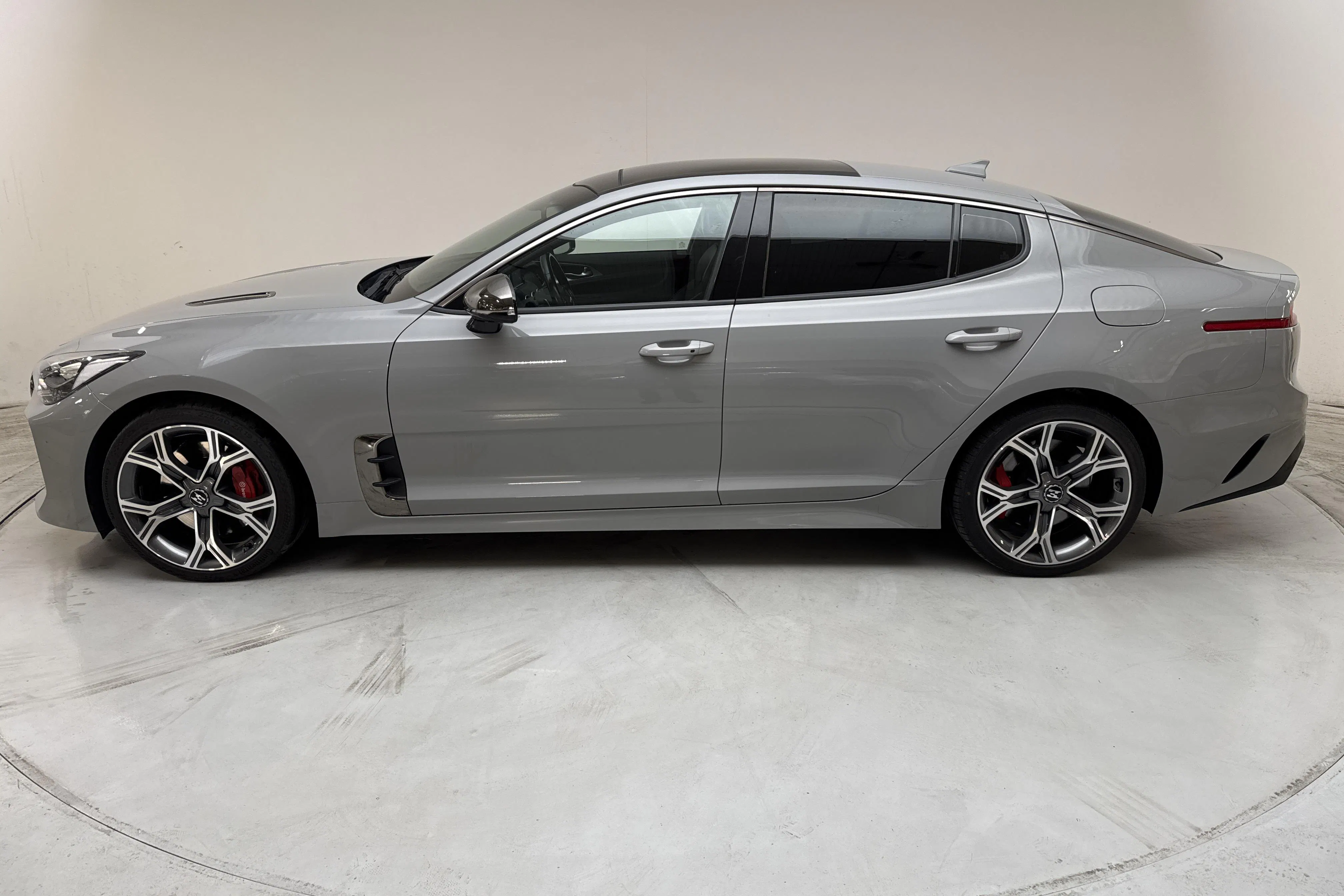 Presentationsfoto 2 av 17: KIA Stinger 3.3 T-GDi AWD (370hk) - 7 306 mil - Automat - grå - 2018