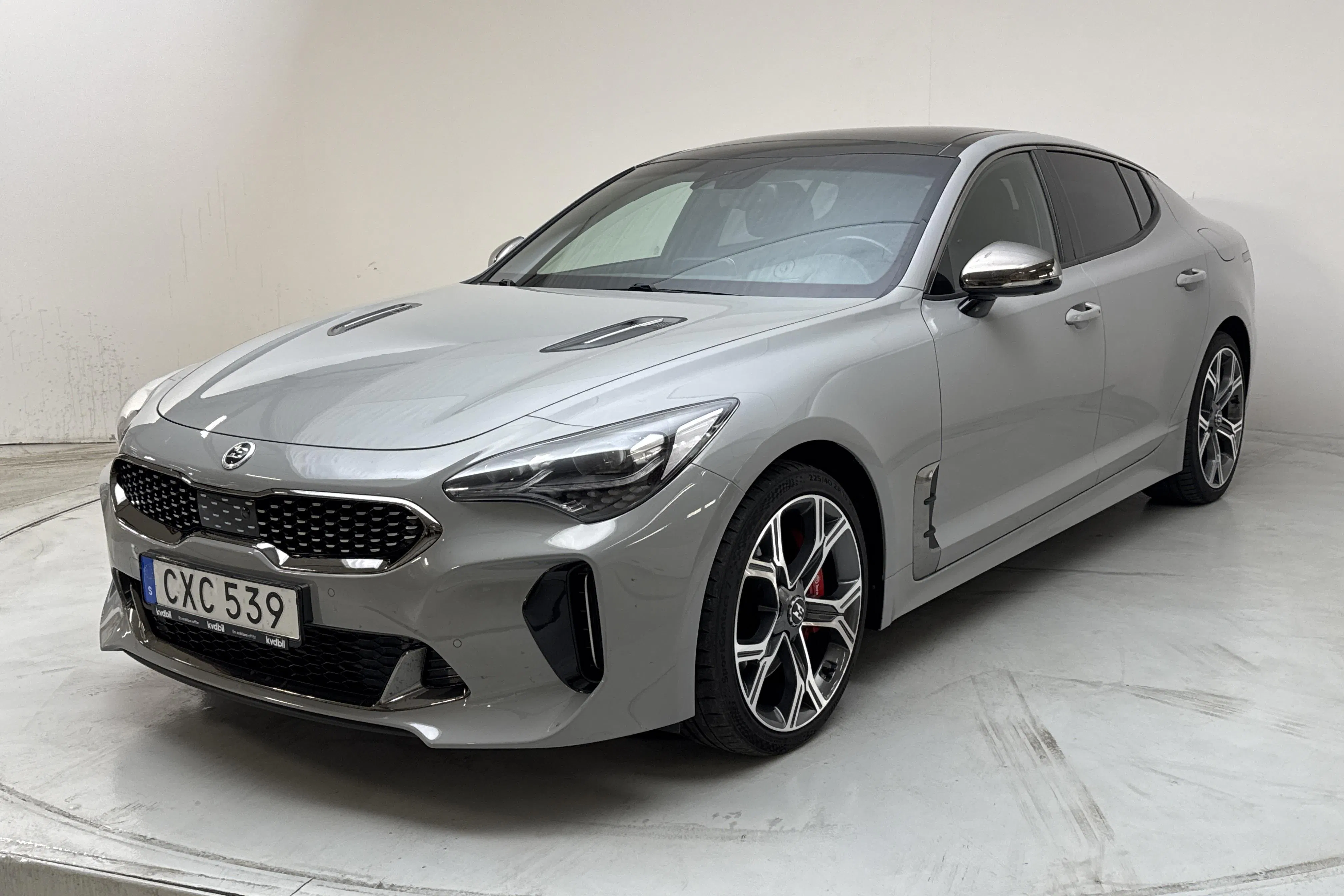 Presentationsfoto 1 av 17: KIA Stinger 3.3 T-GDi AWD (370hk) - 7 306 mil - Automat - grå - 2018