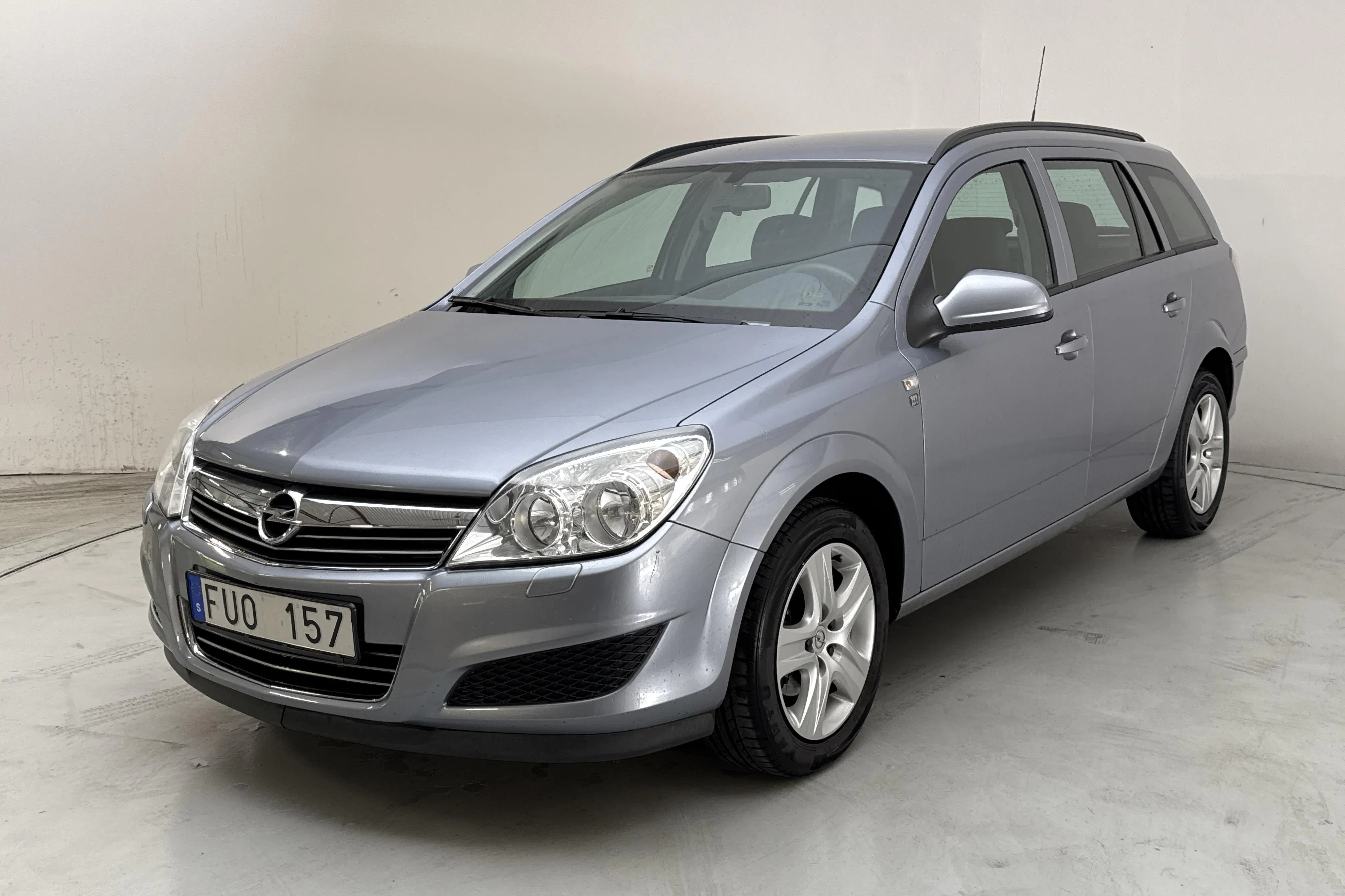 Presentation photo 1 of 12: Opel Astra 1.6 Kombi (115hk) - 88 170 km - Manual - gray - 2010