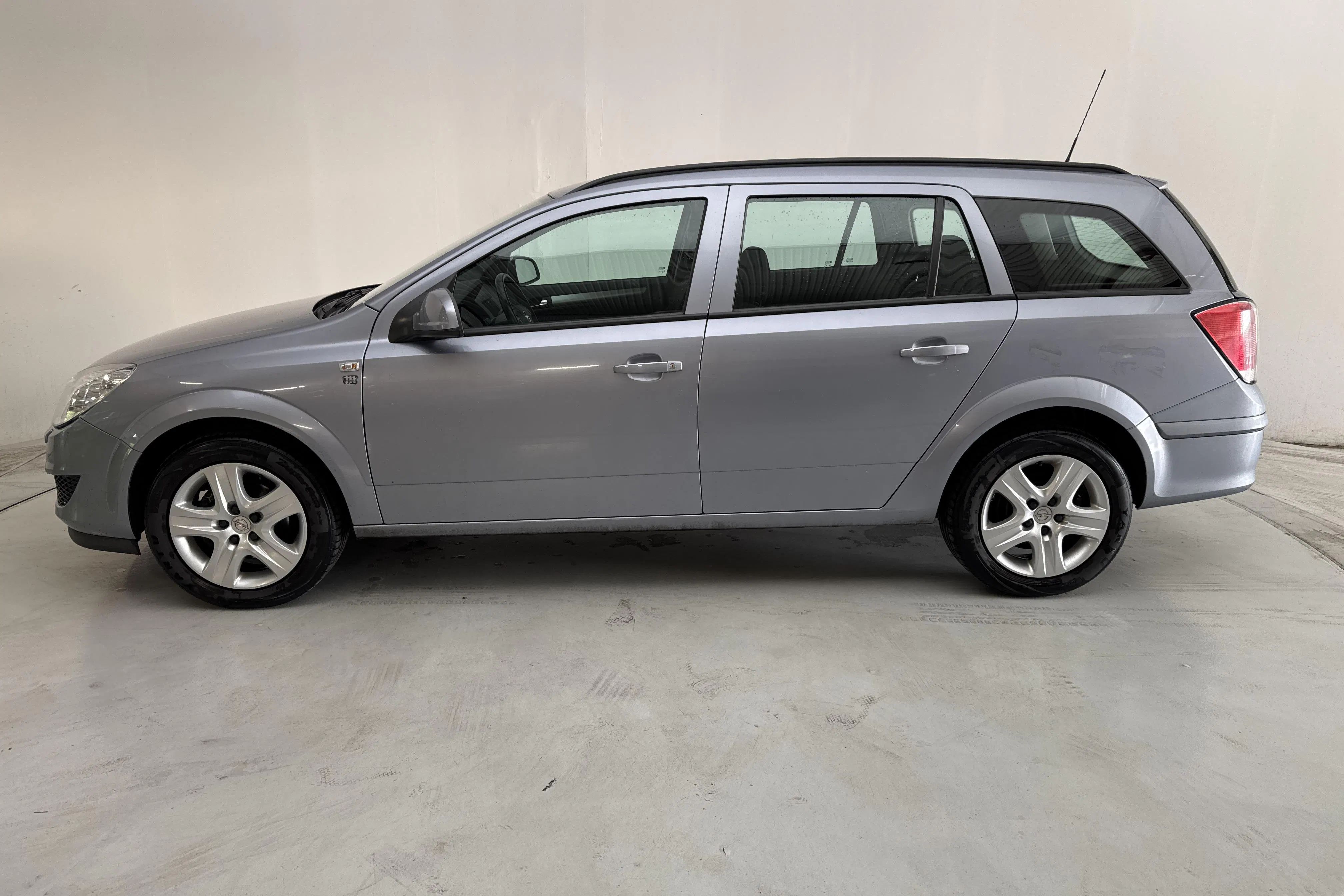 Presentation photo 2 of 12: Opel Astra 1.6 Kombi (115hk) - 88 170 km - Manual - gray - 2010