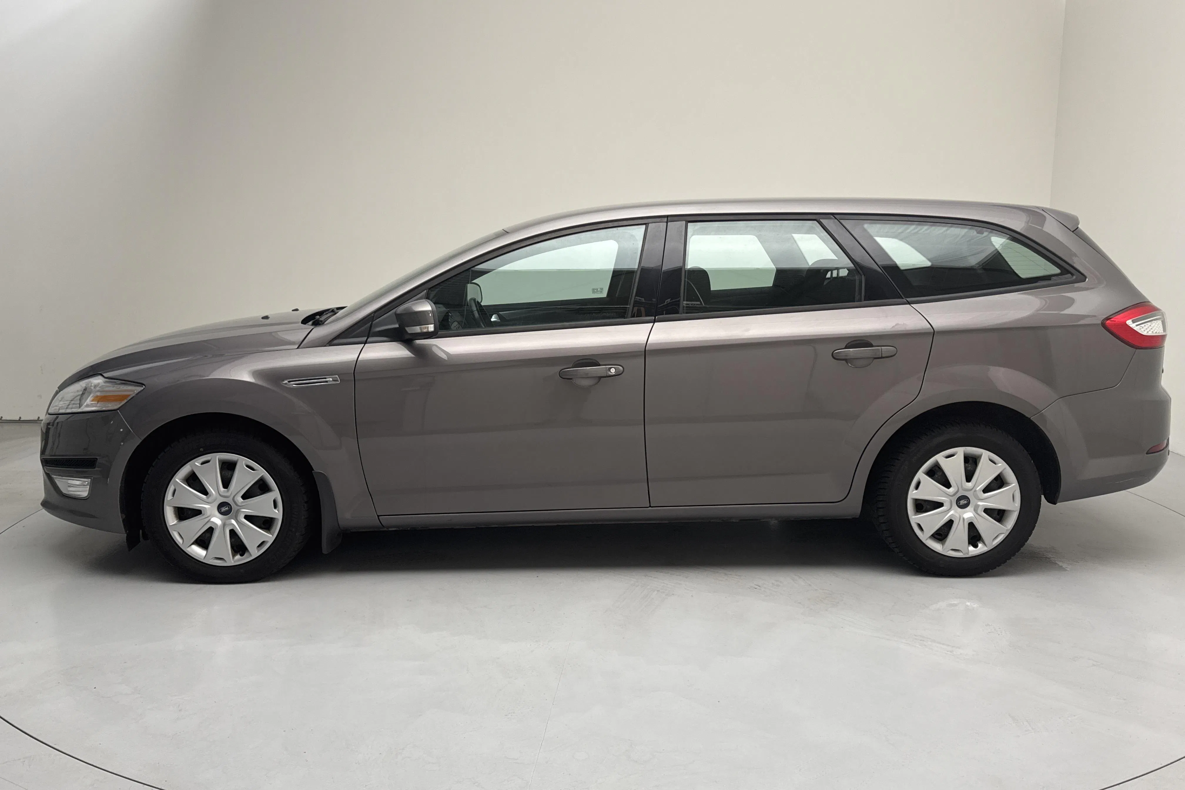 Presentationsfoto 2 av 12: Ford Mondeo 2.0 Duratorq TDCi Kombi (140hk) - 18 936 mil - Automat - brun - 2014