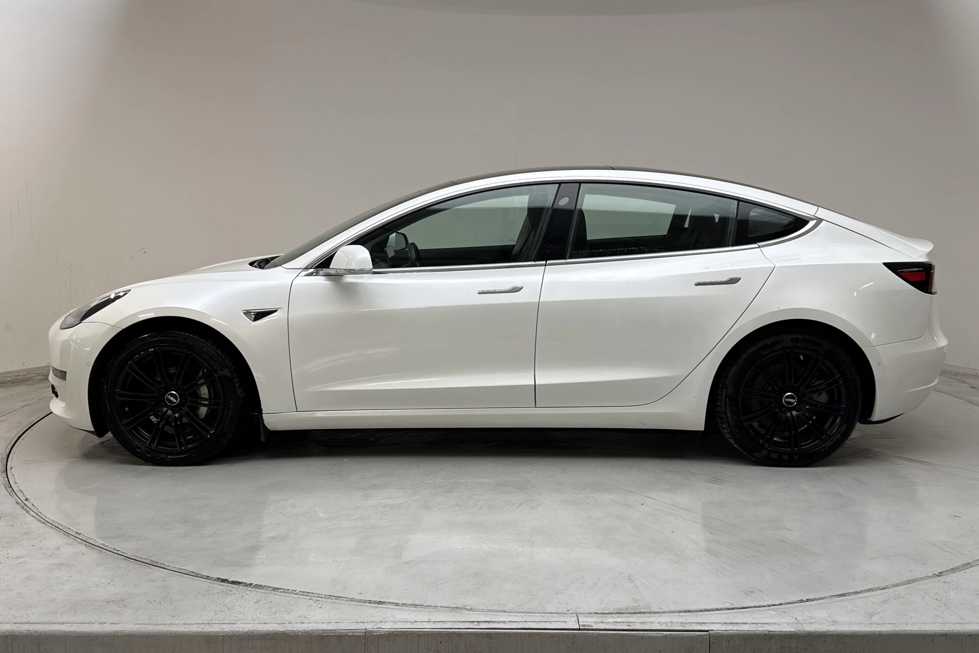 Presentationsfoto 2 av 20: Tesla Model 3 Long Range Dual Motor AWD - 11 808 mil - Automat - vit - 2019
