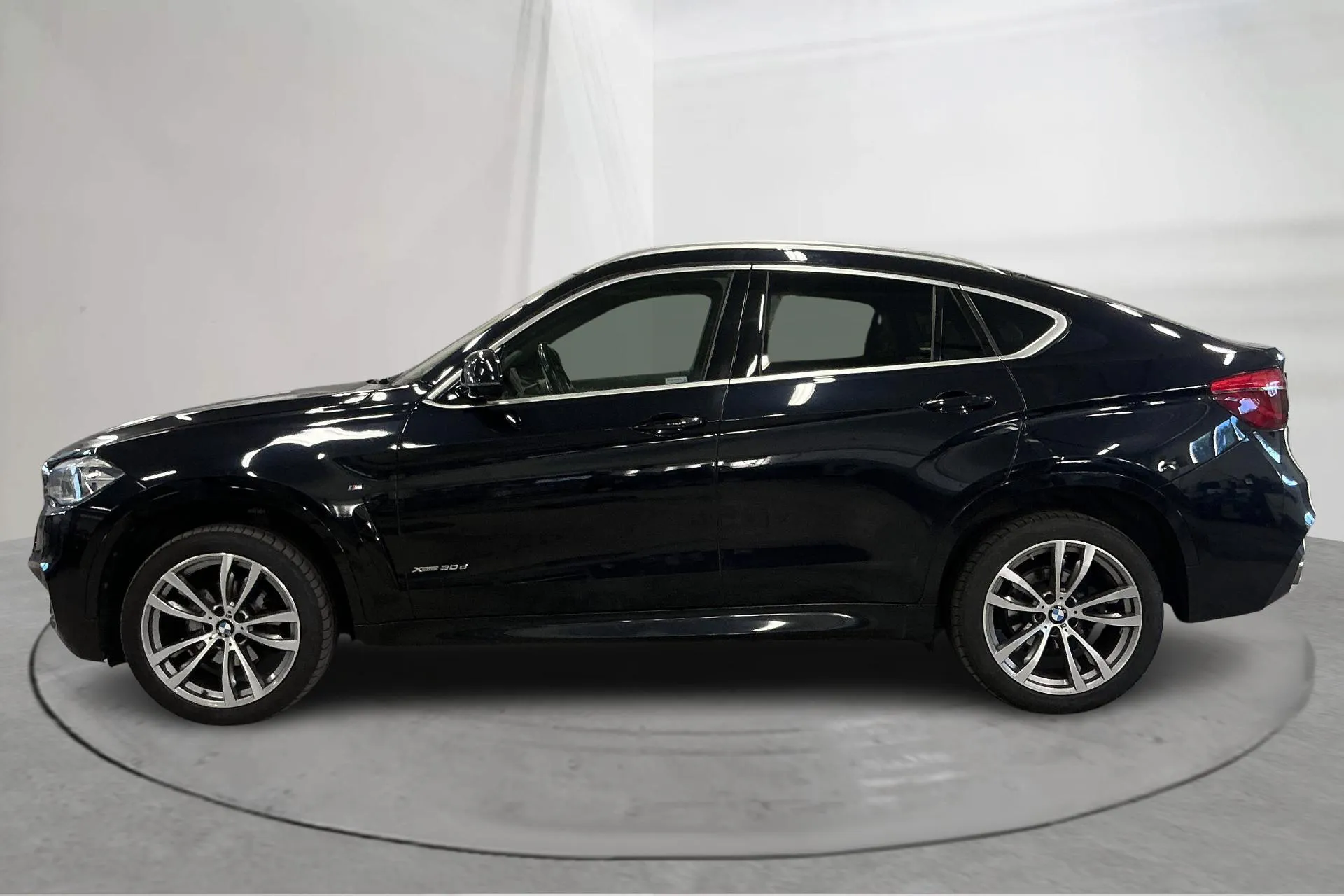 Presentationsfoto 2 av 20: BMW X6 xDrive 30d, F16 (258hk) - 16 456 mil - Automat - svart - 2016