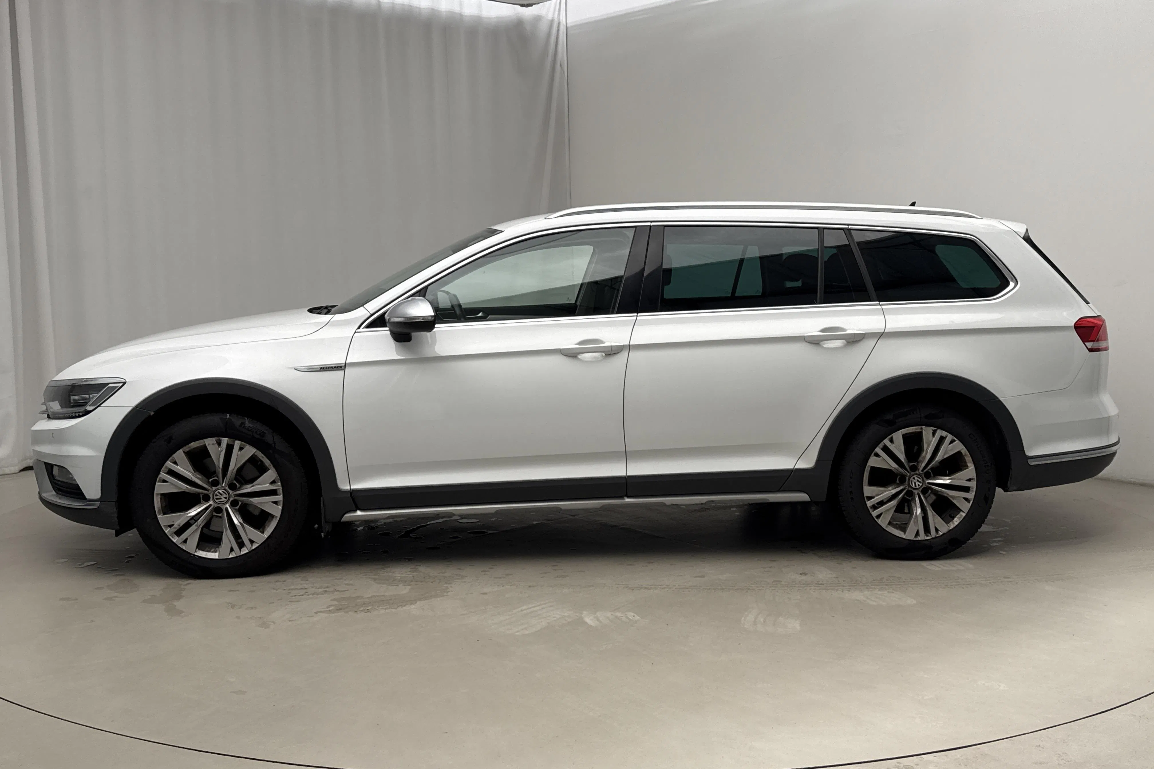 Presentationsfoto 2 av 19: VW Passat Alltrack 2.0 TDI 4MOTION (190hk) - 26 151 mil - Automat - vit - 2016