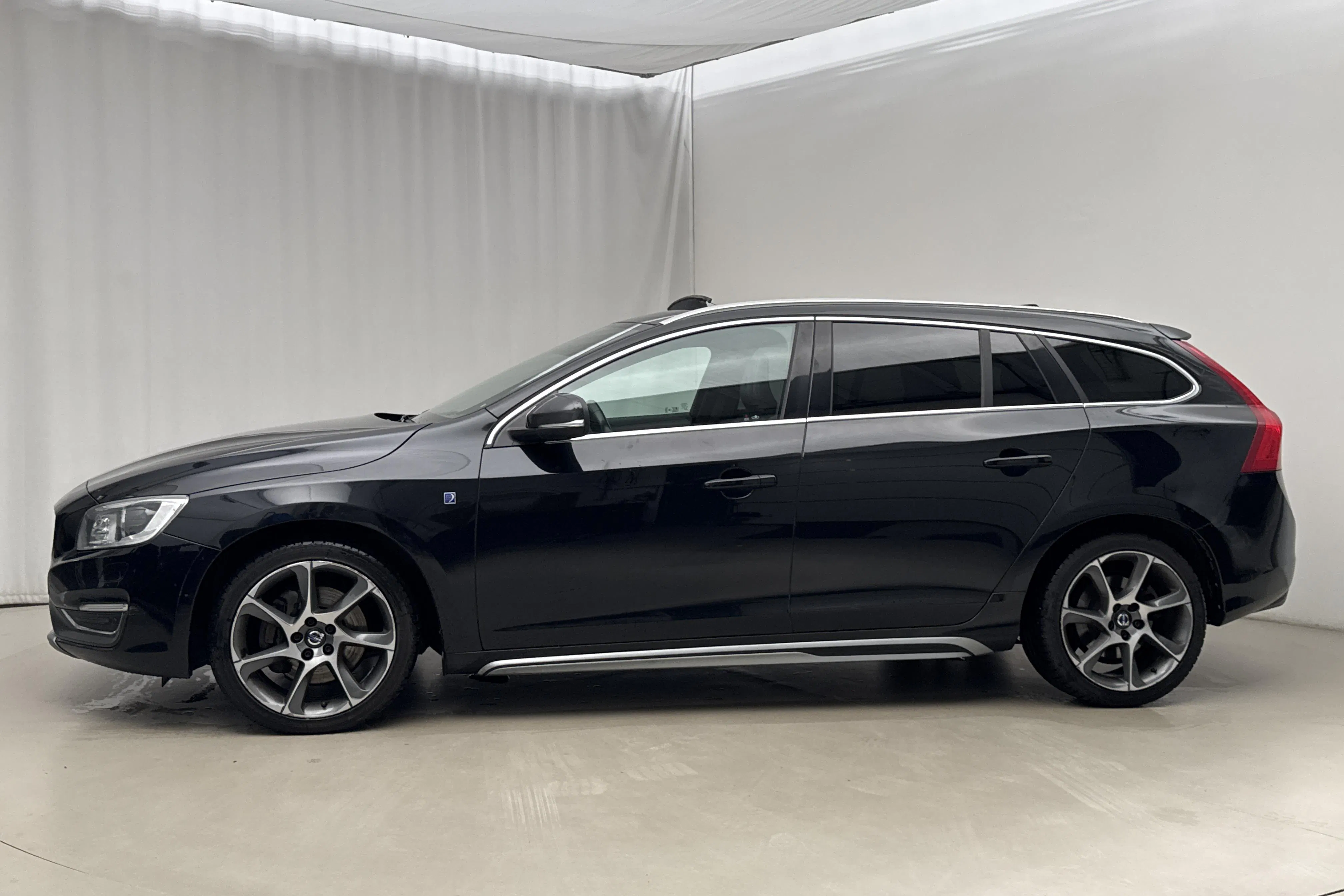 Presentation photo 2 of 22: Volvo V60 D4 AWD (181hk) - 191 330 km - Automatic - black - 2015